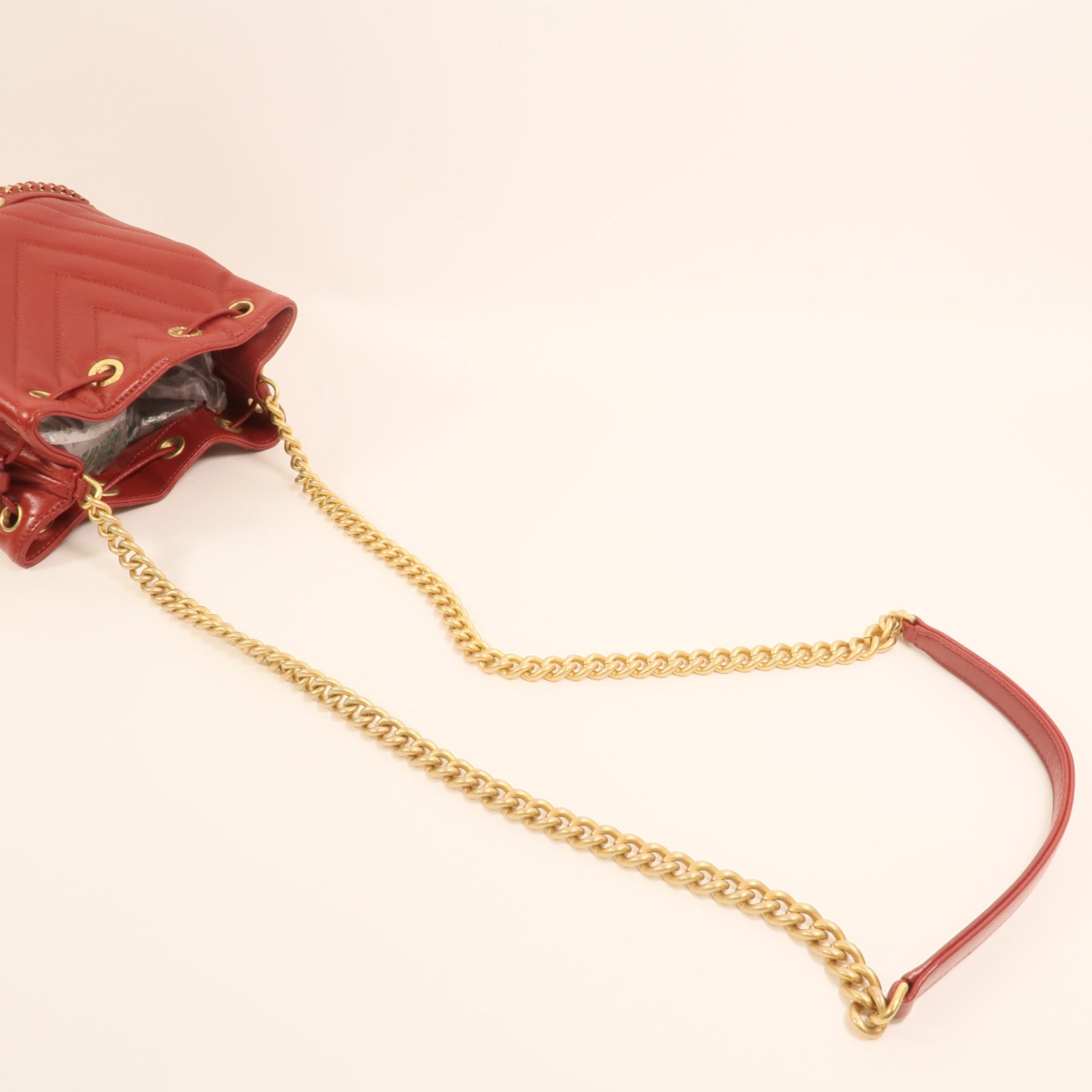 CHANEL 牛皮皮革Cherron Bucket Bag金扣鏈帶肩背袋