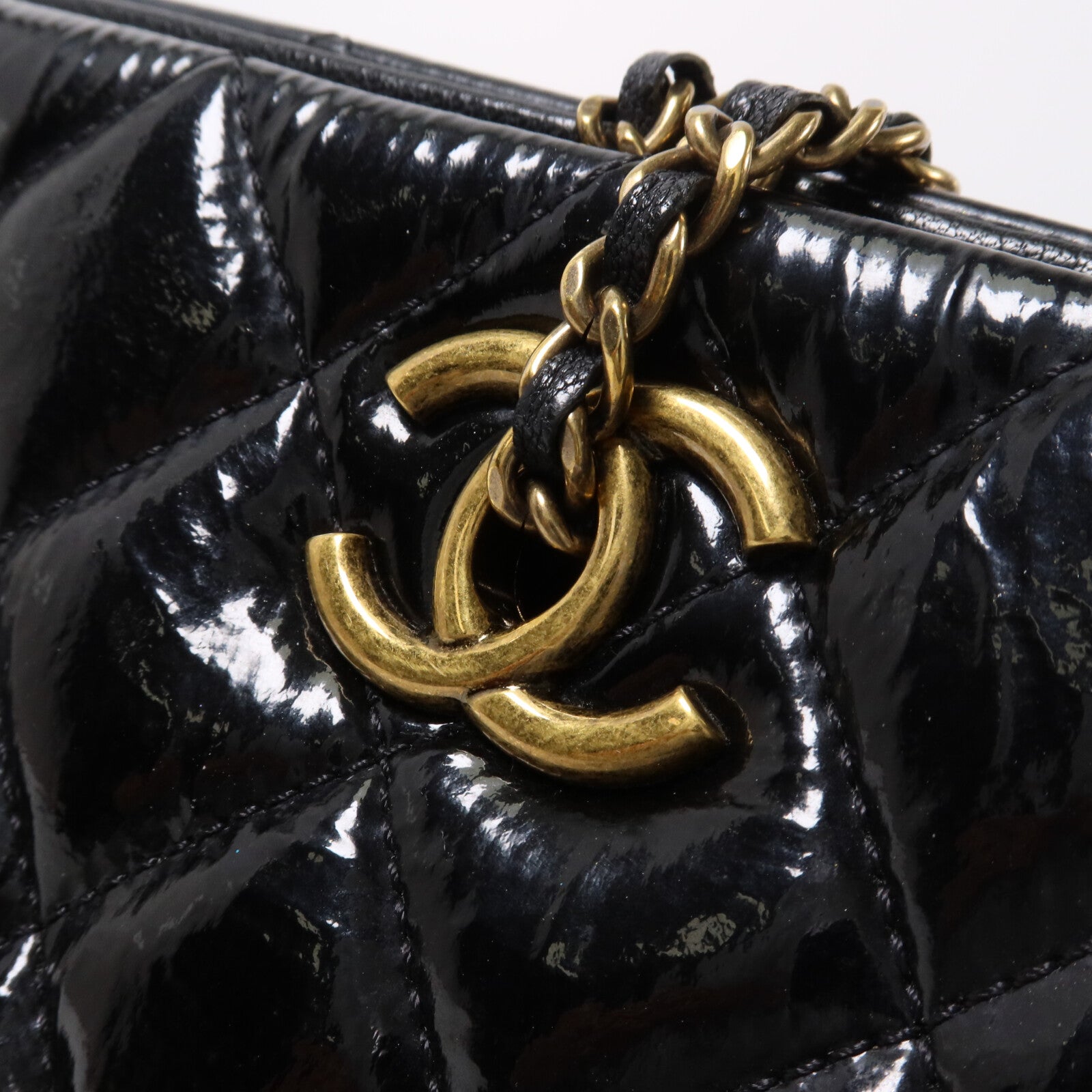 CHANEL 漆皮皮革/牛皮皮革CC Eyelet Tote鏈帶肩背袋