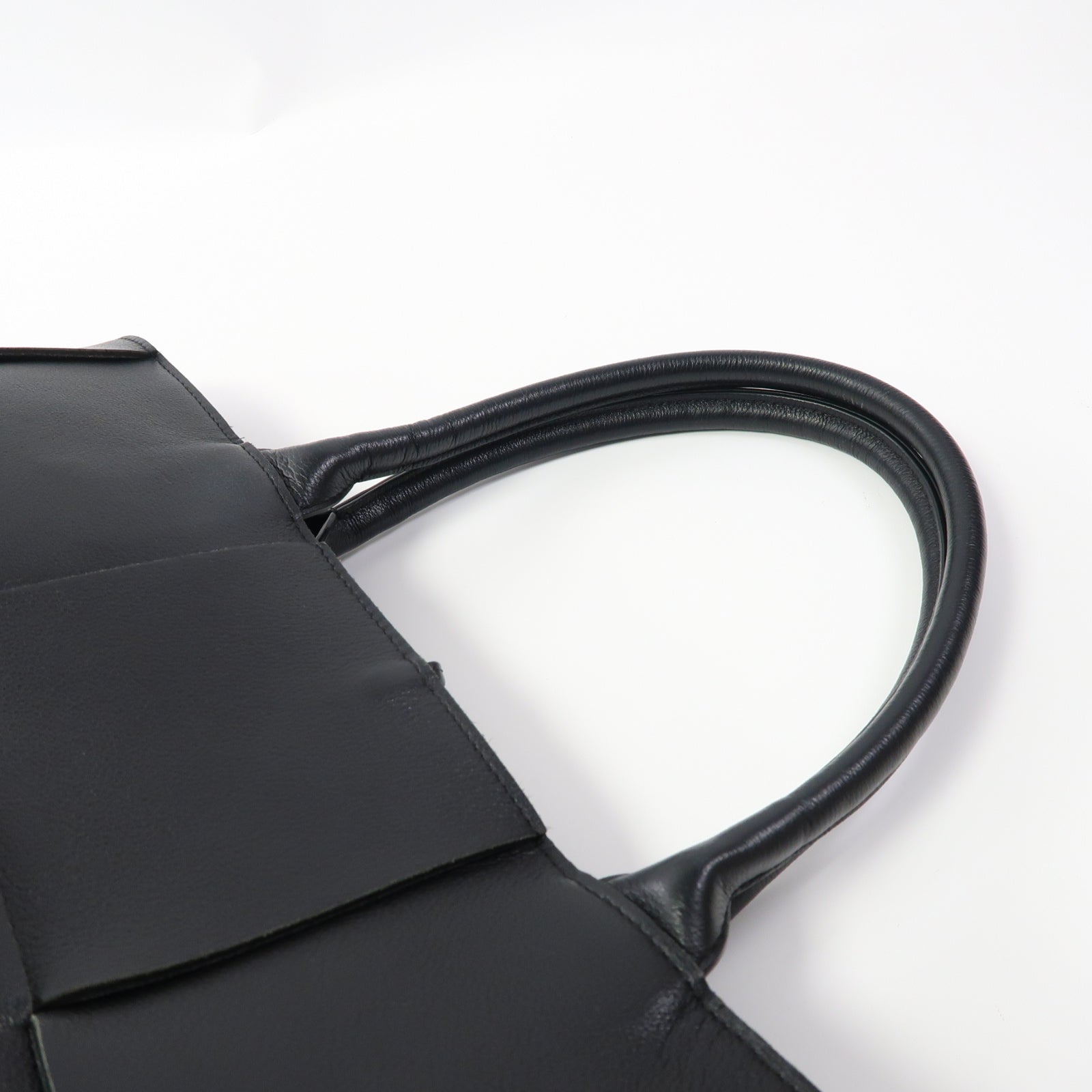 BOTTEGA VENETA 牛皮皮革Arco Tote Bag金扣手挽袋黑色