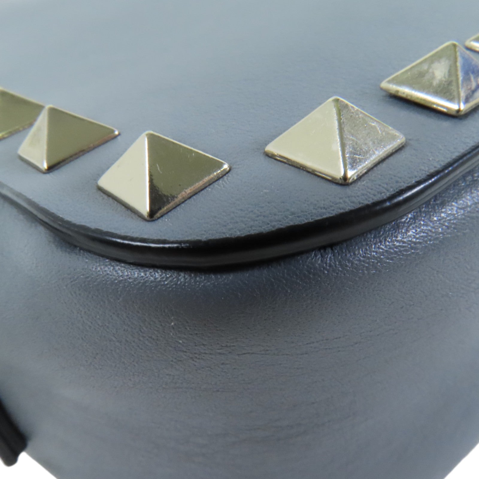 Valentino 牛皮皮革RockStuds金扣肩背袋