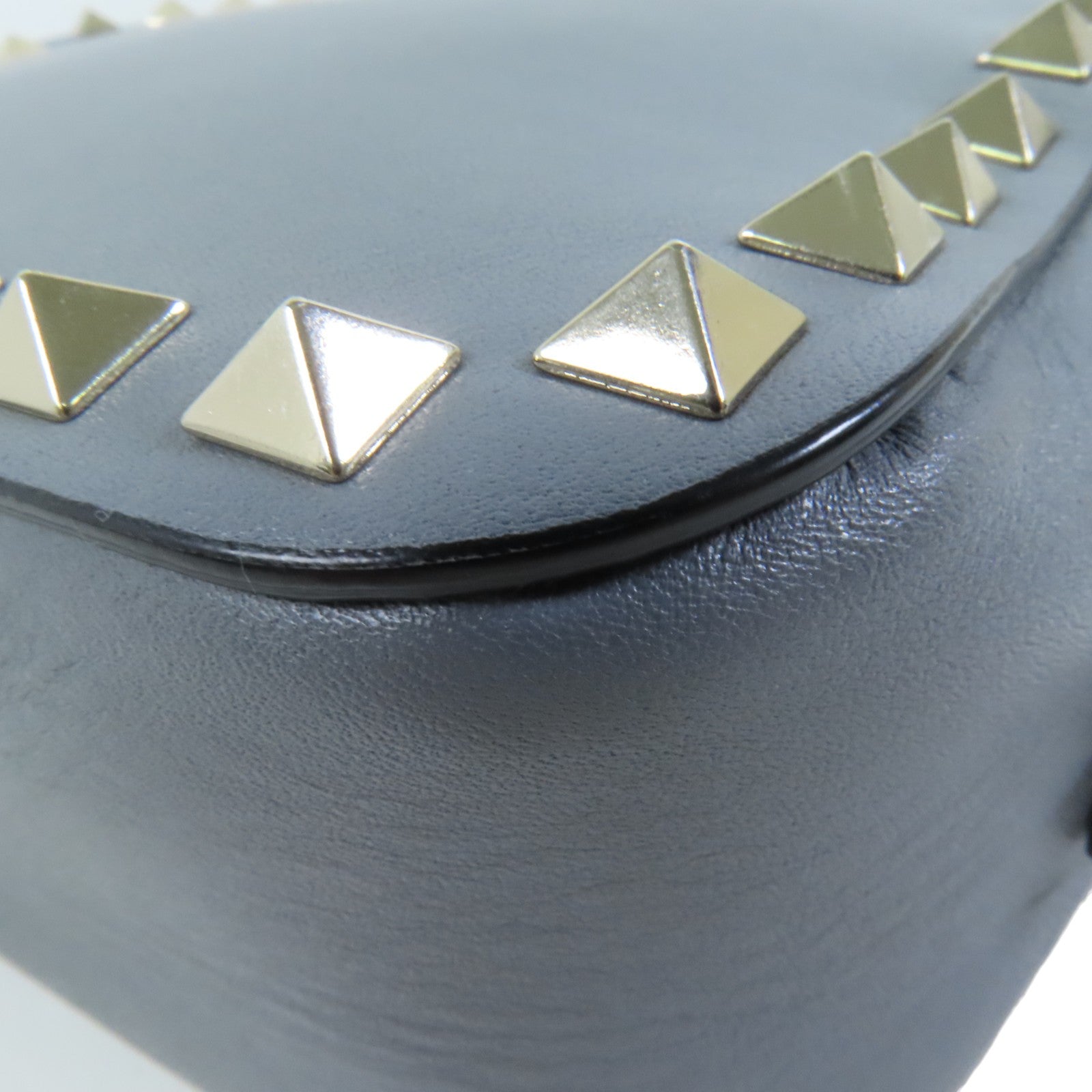 Valentino 牛皮皮革RockStuds金扣肩背袋