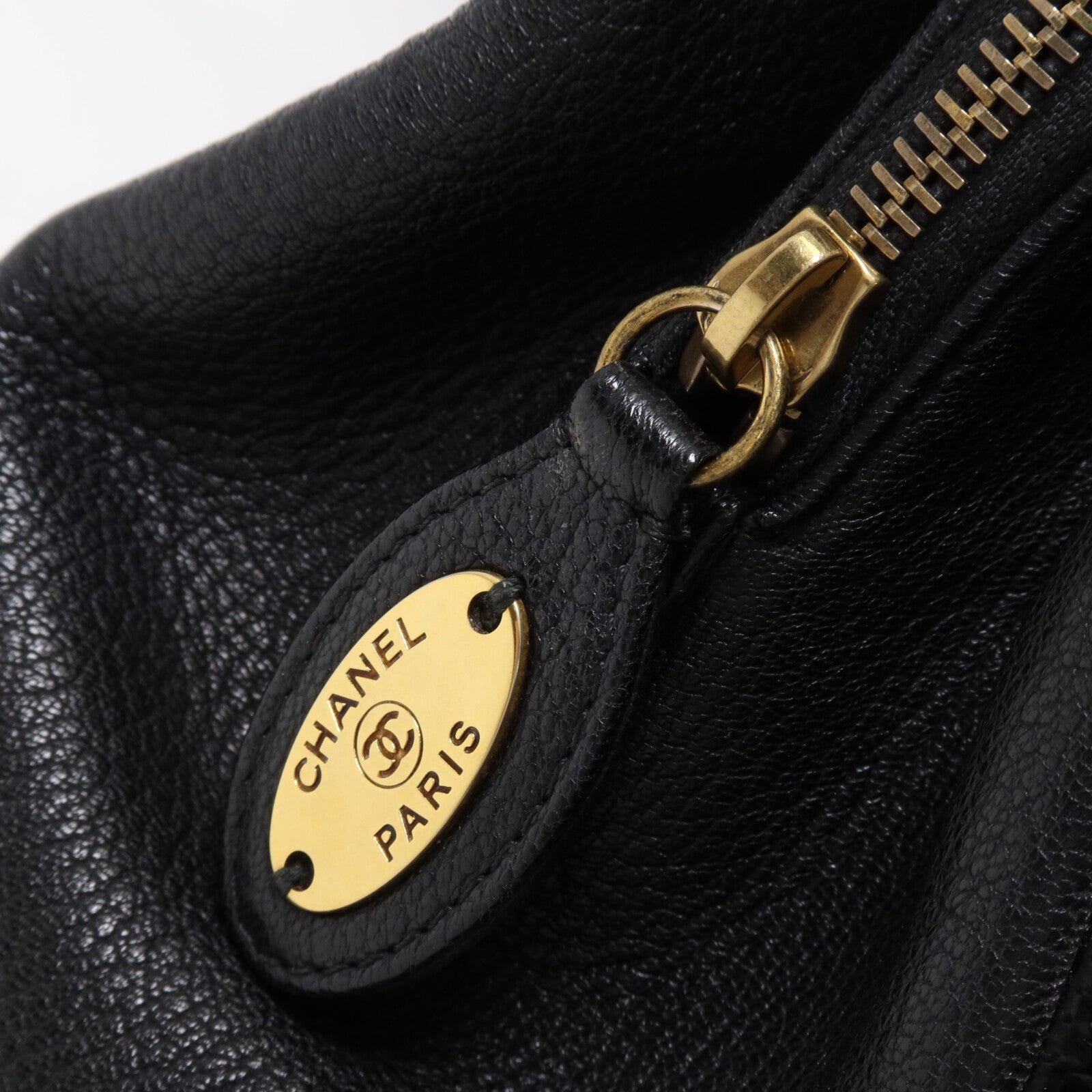 CHANEL 漆皮皮革/牛皮皮革CC Eyelet Tote鏈帶肩背袋