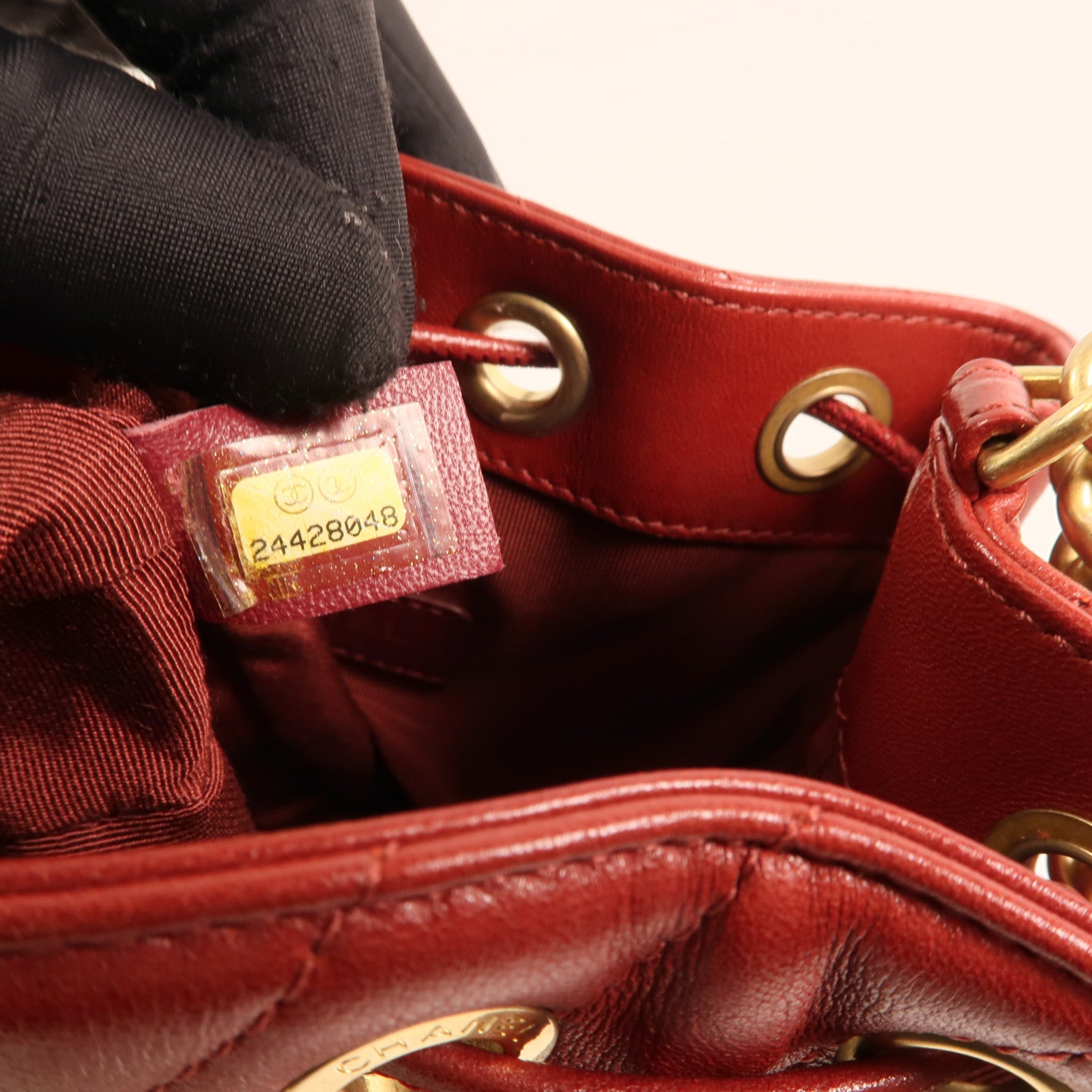 CHANEL 牛皮皮革Cherron Bucket Bag金扣鏈帶肩背袋