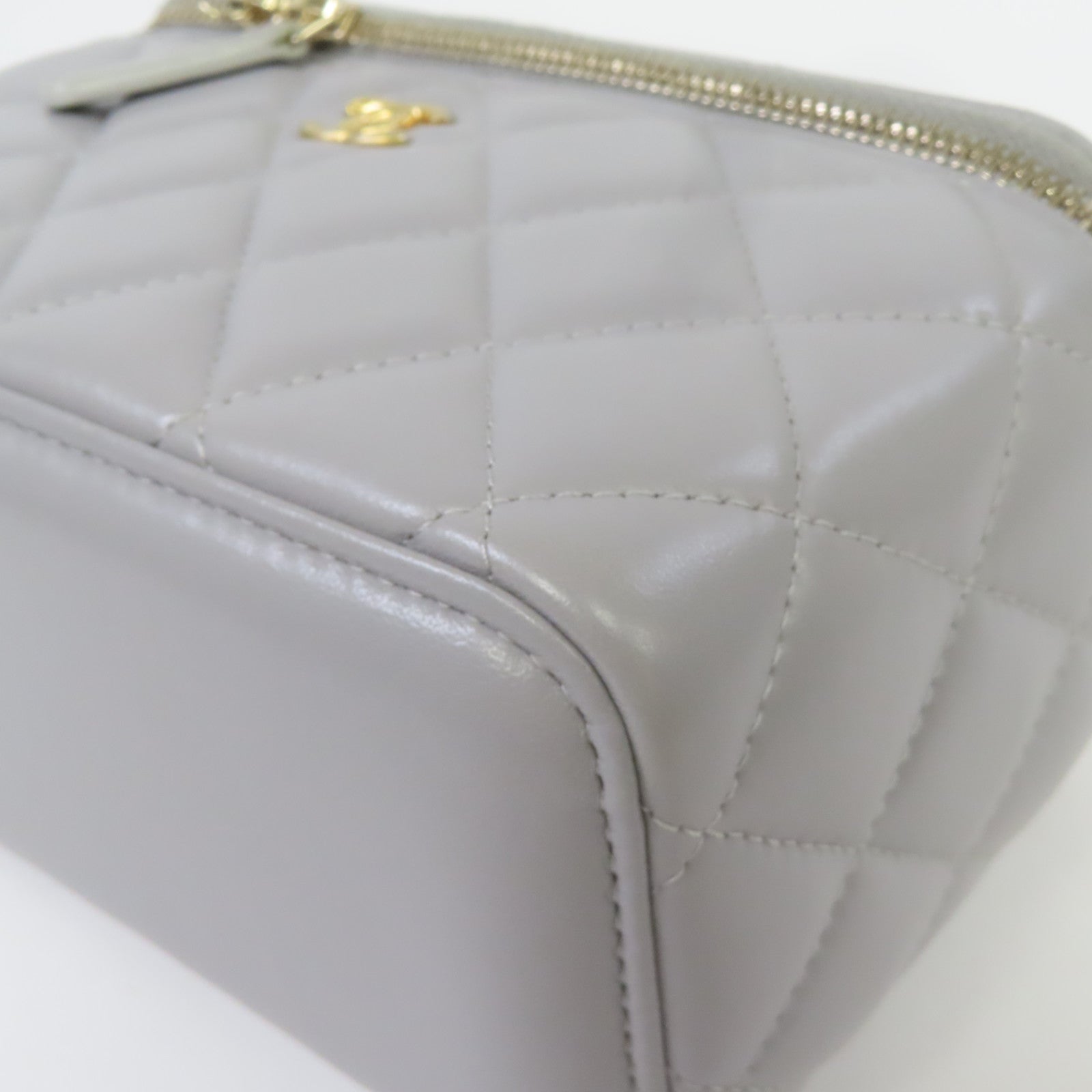 CHANEL 菱格羊皮皮革Vanity Case金扣鏈帶肩背袋灰色