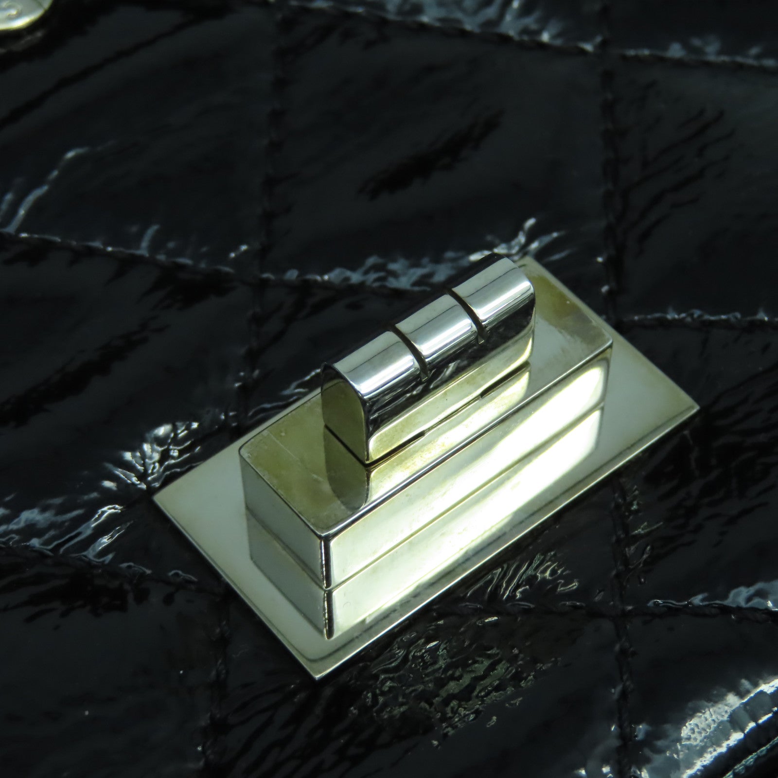 CHANEL 【激減優惠】菱格漆皮皮革2.55銀扣肩背袋黑色