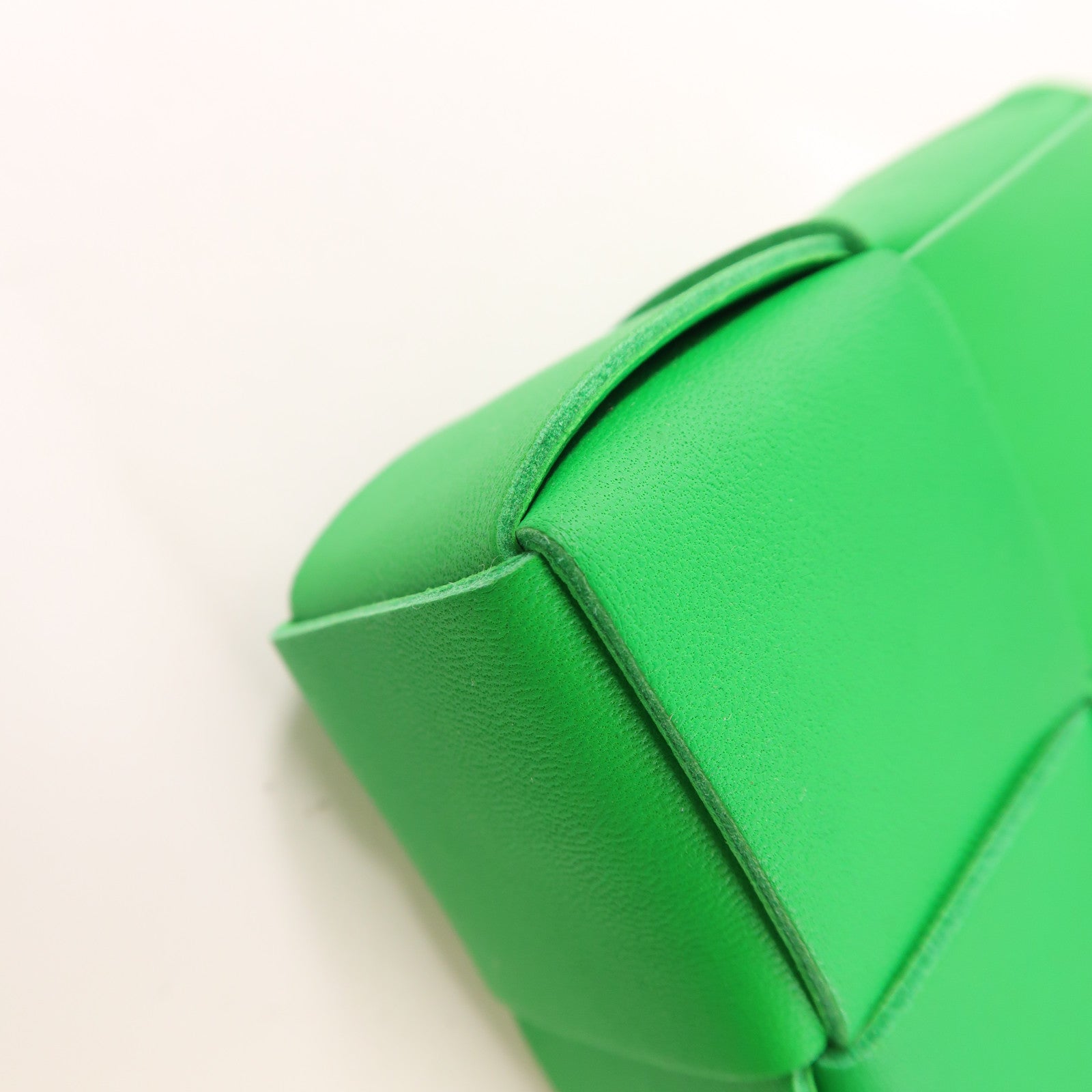 BOTTEGA VENETA 牛皮皮革Mini Cassette金扣肩背袋