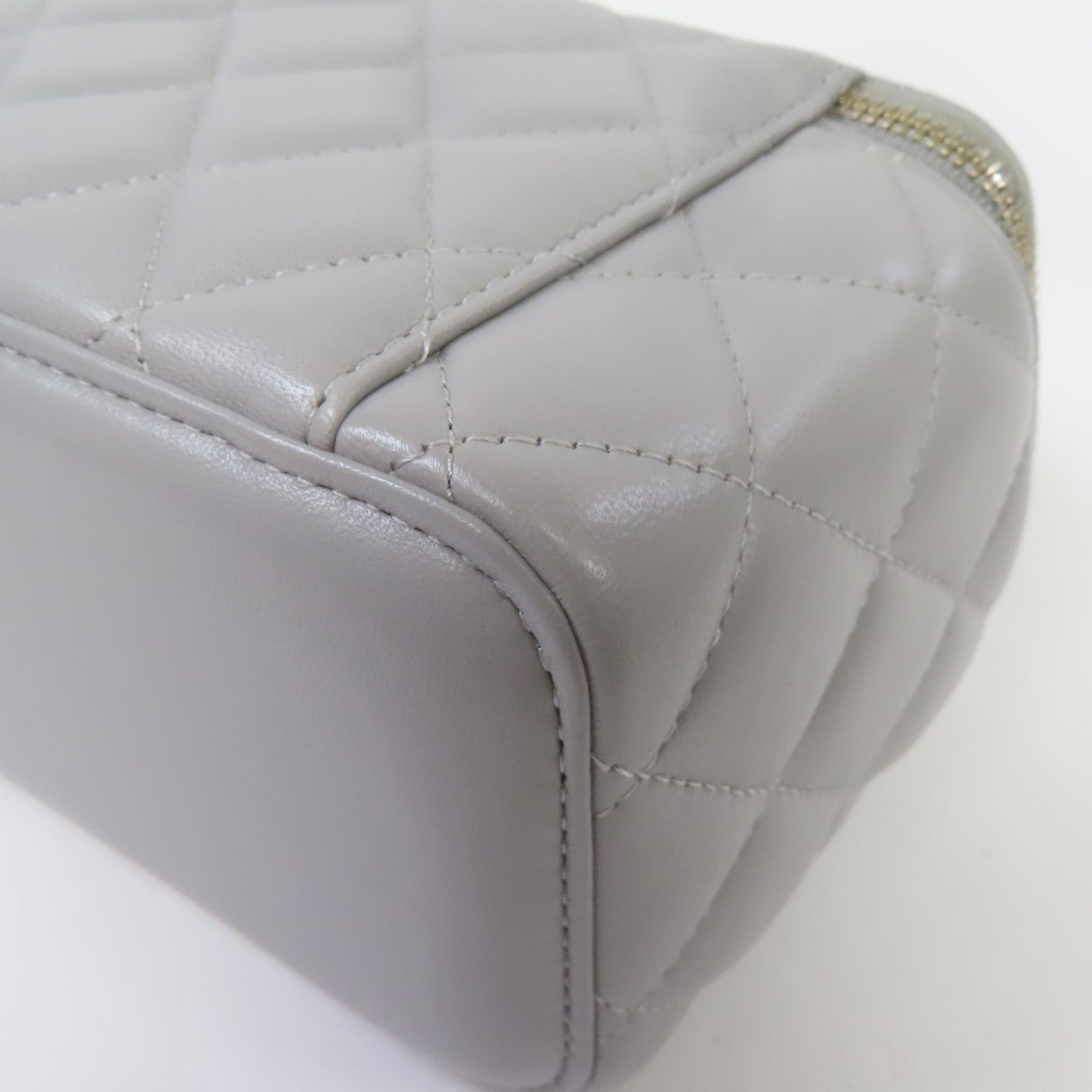 CHANEL 菱格羊皮皮革Vanity Case金扣鏈帶肩背袋灰色
