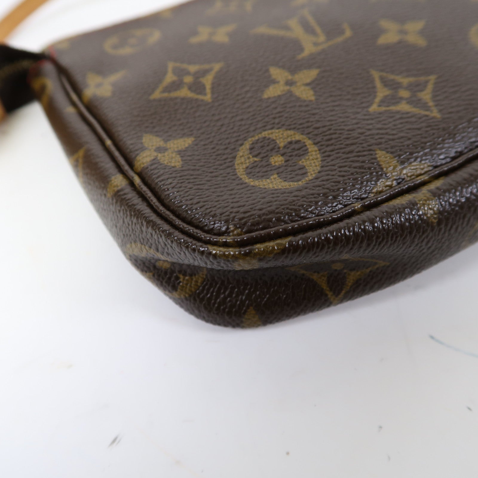 LOUIS VUITTON Monogram Pochette Accessoires金扣手挽袋啡色