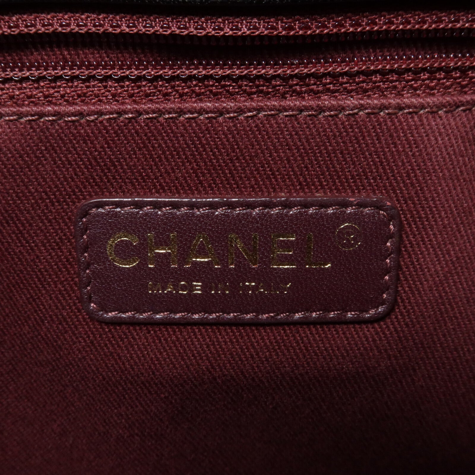 CHANEL 漆皮皮革/牛皮皮革CC Eyelet Tote鏈帶肩背袋