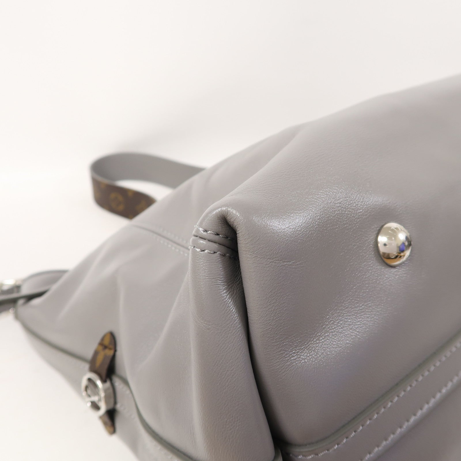 LOUIS VUITTON 牛皮皮革/Monogram CarryAll Vibe MM銀扣肩背袋灰色