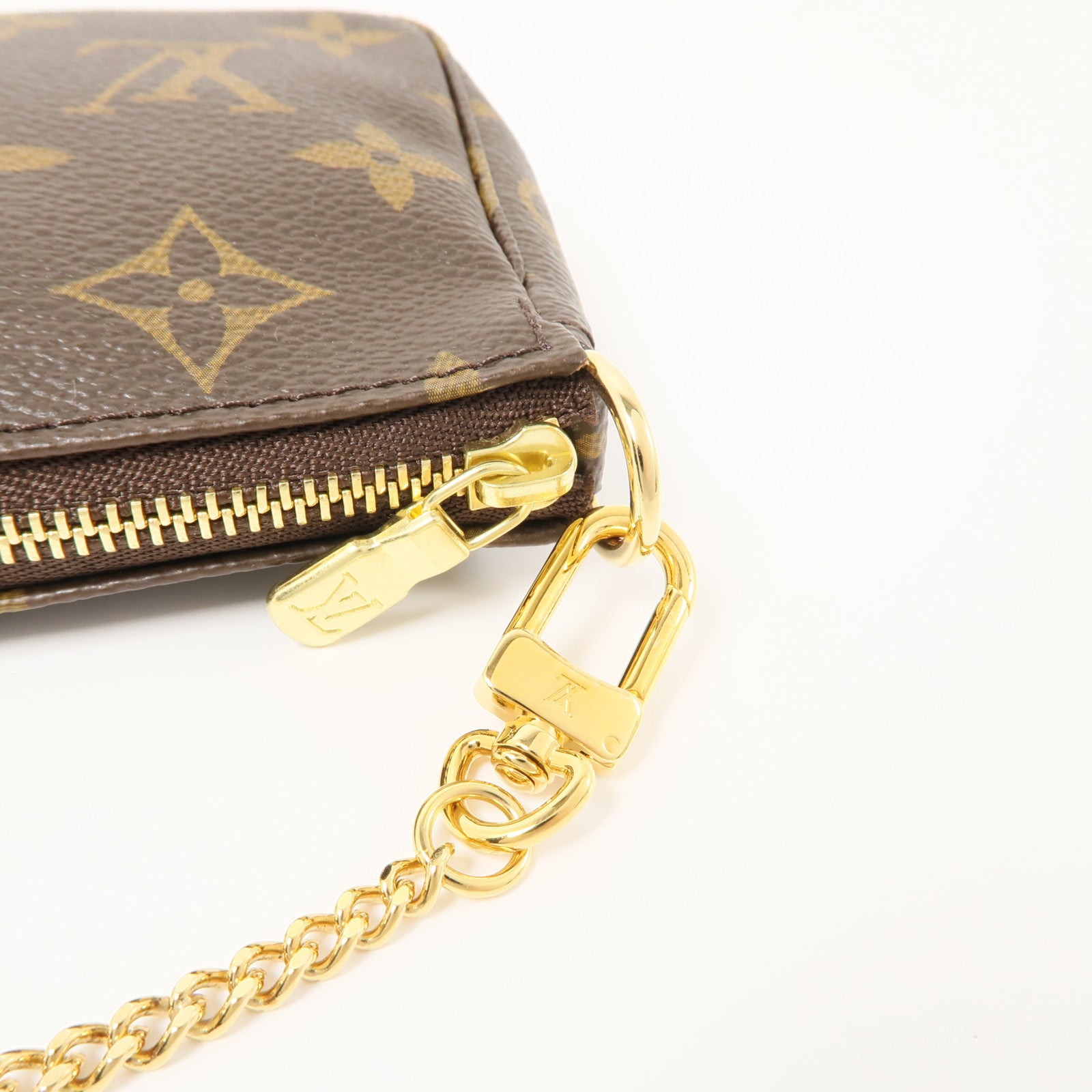 LOUIS VUITTON Monogram Mini Pochette Accessoires金扣手挽袋棕色