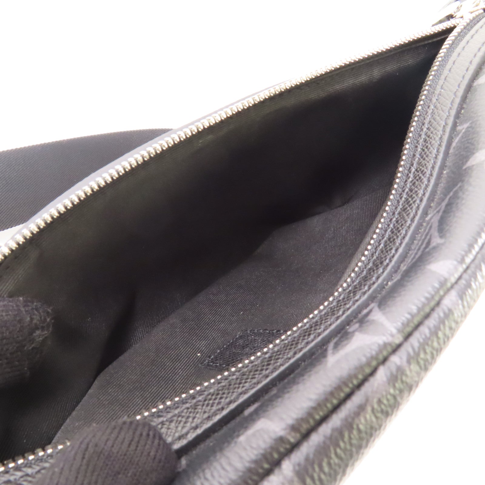 LOUIS VUITTON Monogram/Taiga Duo Slingbag銀扣肩背袋