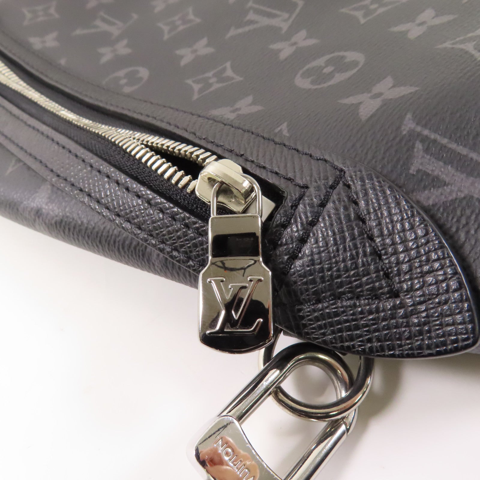 LOUIS VUITTON Monogram/Taiga Duo Slingbag銀扣肩背袋