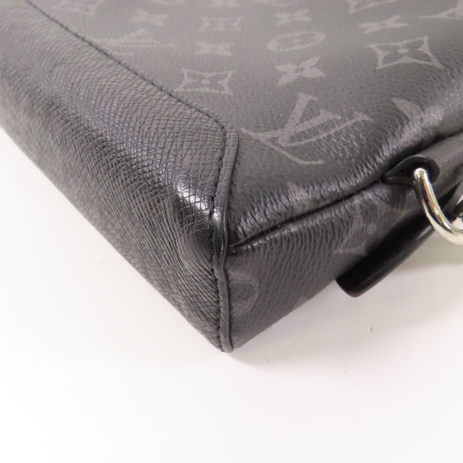 LOUIS VUITTON Monogram/Taiga Duo Slingbag銀扣肩背袋