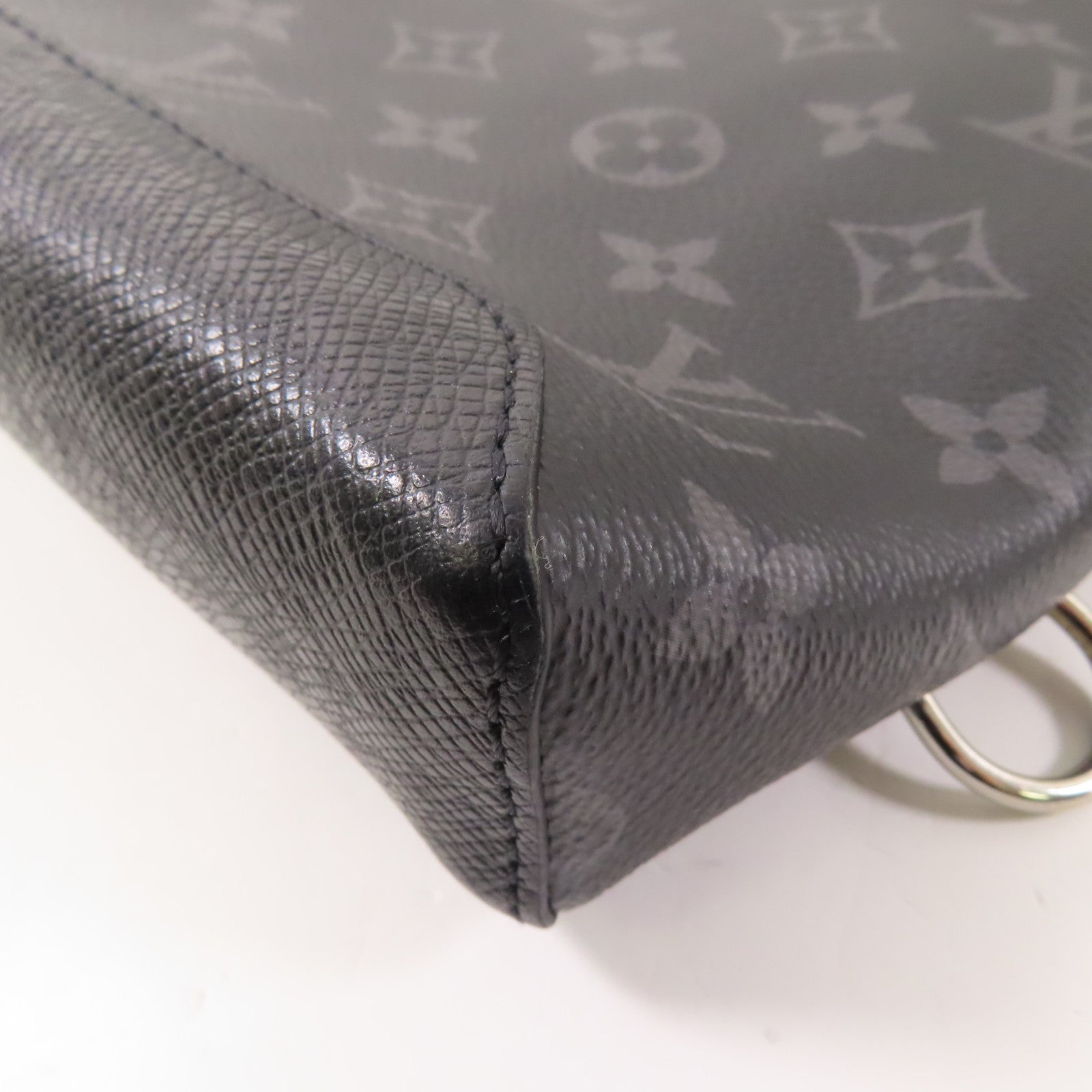 LOUIS VUITTON Monogram/Taiga Duo Slingbag銀扣肩背袋