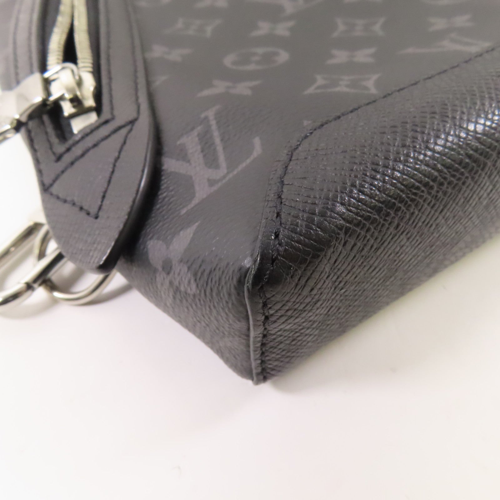 LOUIS VUITTON Monogram/Taiga Duo Slingbag銀扣肩背袋