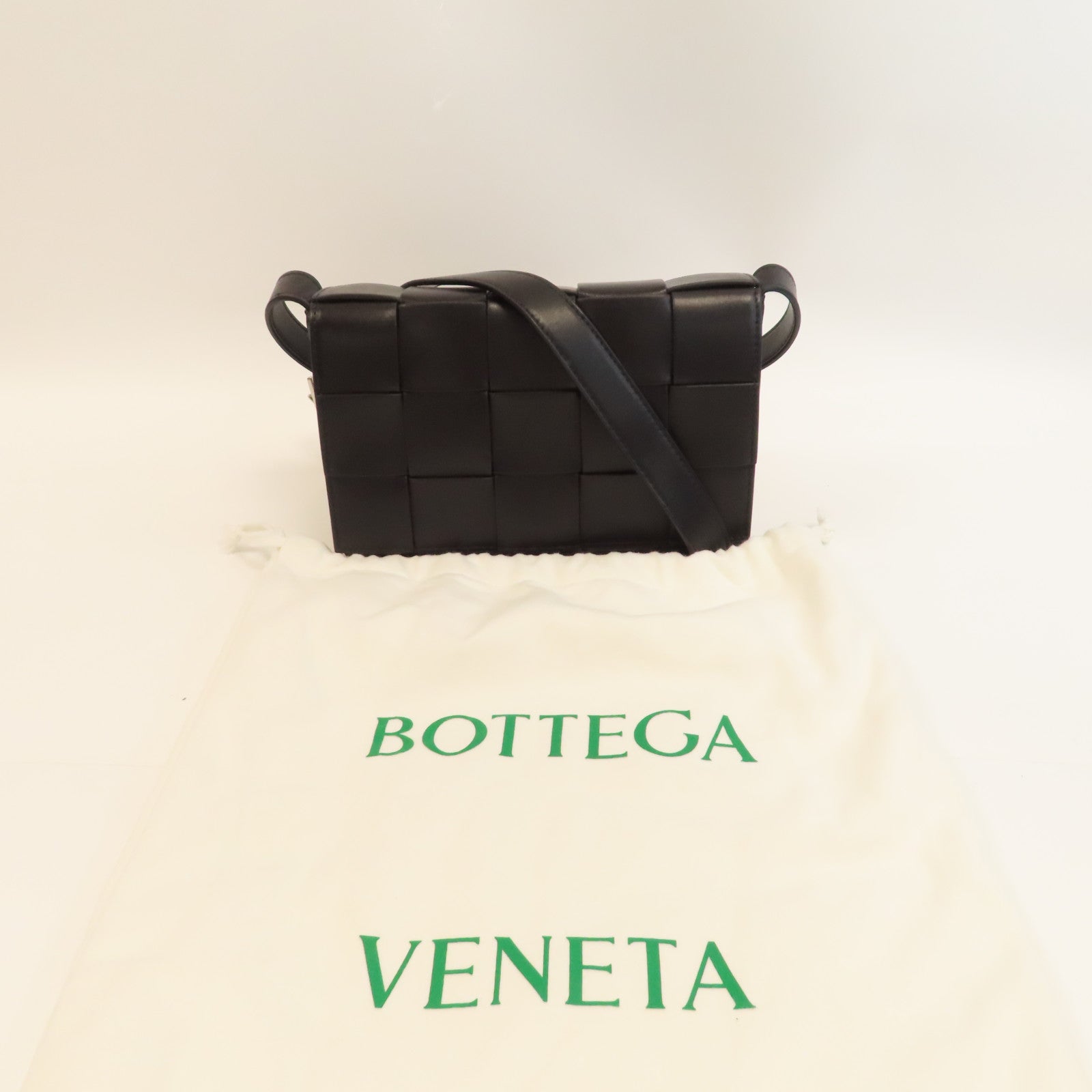 BOTTEGA VENETA 織紋牛皮皮革Cassette銀扣肩背袋黑色/綠色