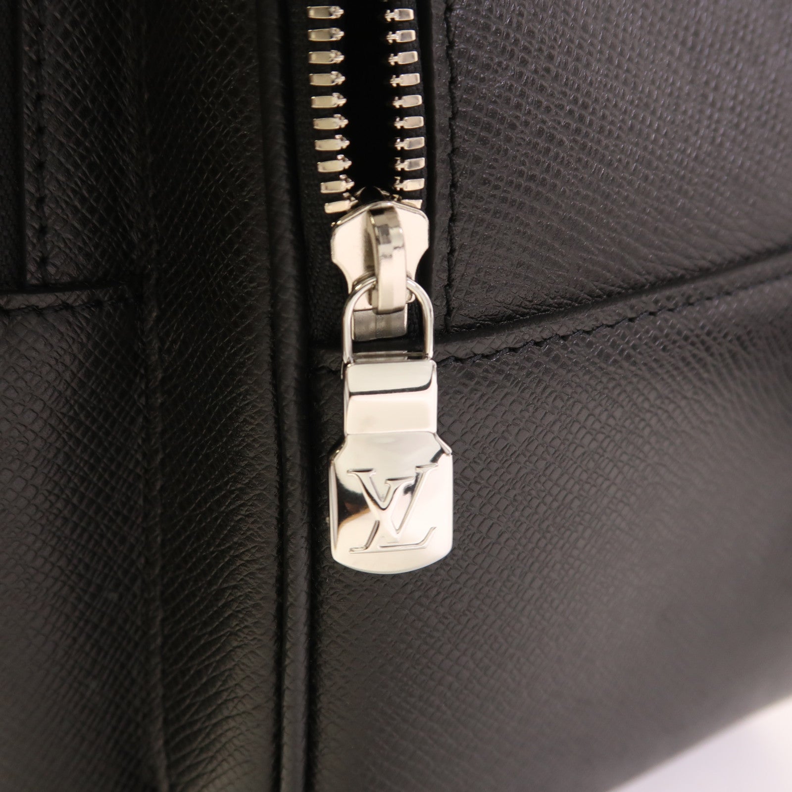 LOUIS VUITTON Taiga Alex Backpack銀扣背包