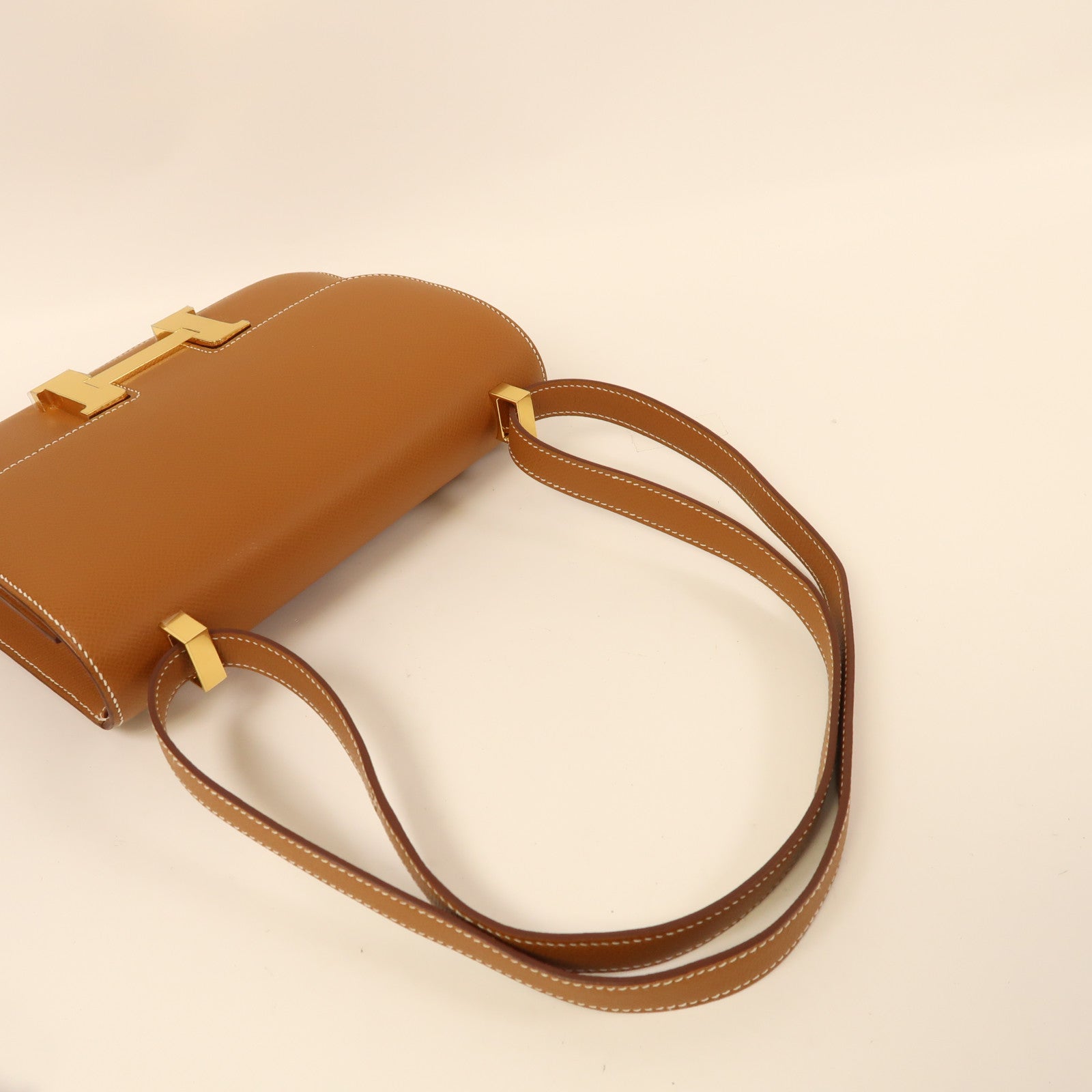 HERMES Epsom皮革Constance 24金扣肩背袋經典駝色