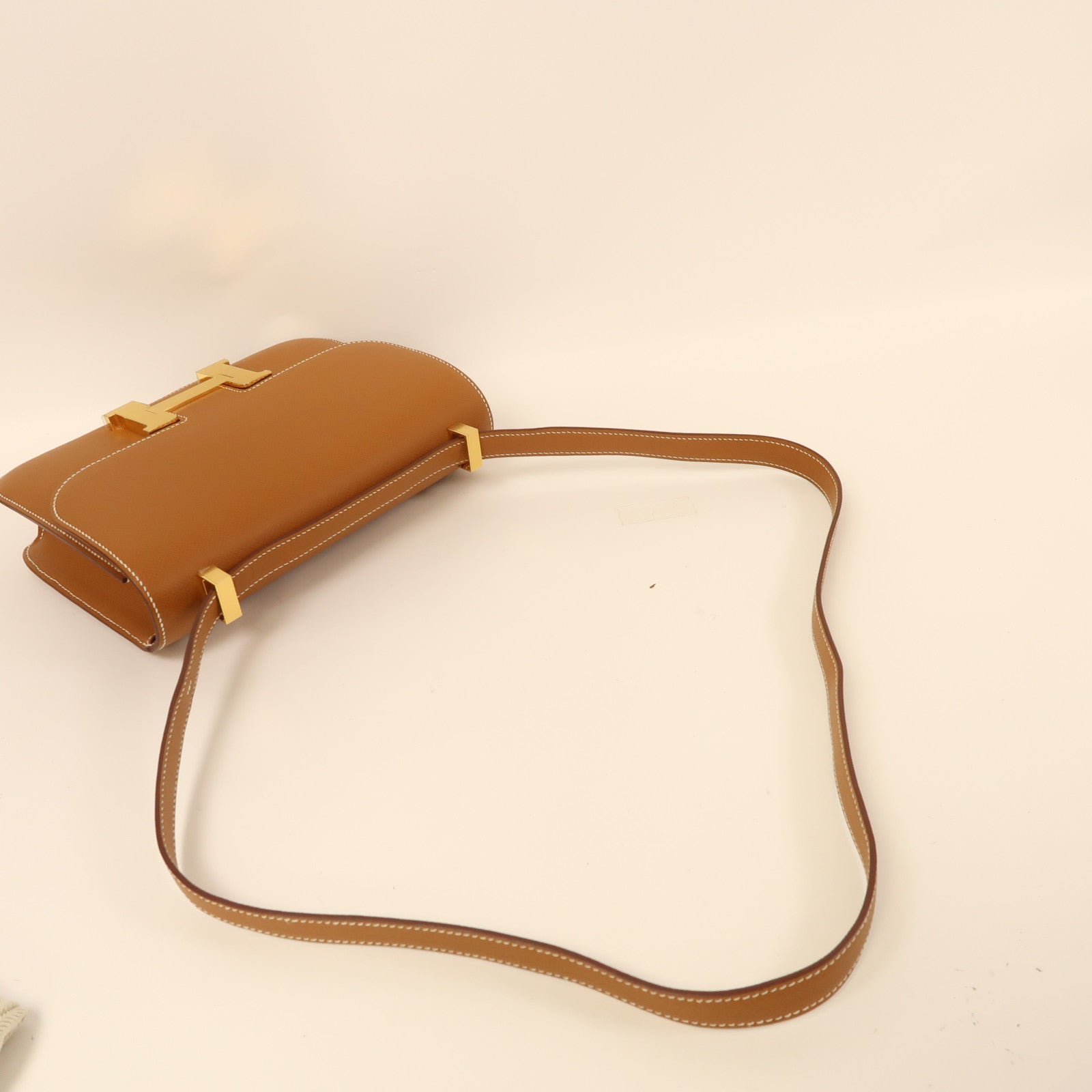 HERMES Epsom皮革Constance 24金扣肩背袋經典駝色
