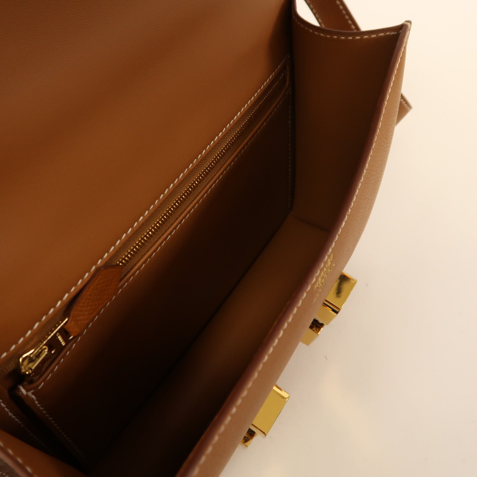HERMES Epsom皮革Constance 24金扣肩背袋經典駝色