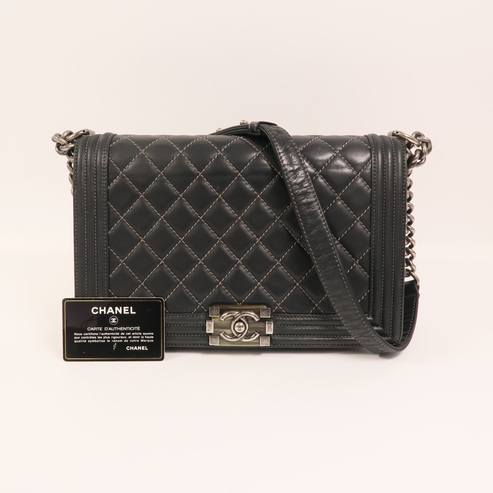 CHANEL 牛皮皮革Boy 28銀扣鏈帶肩背袋