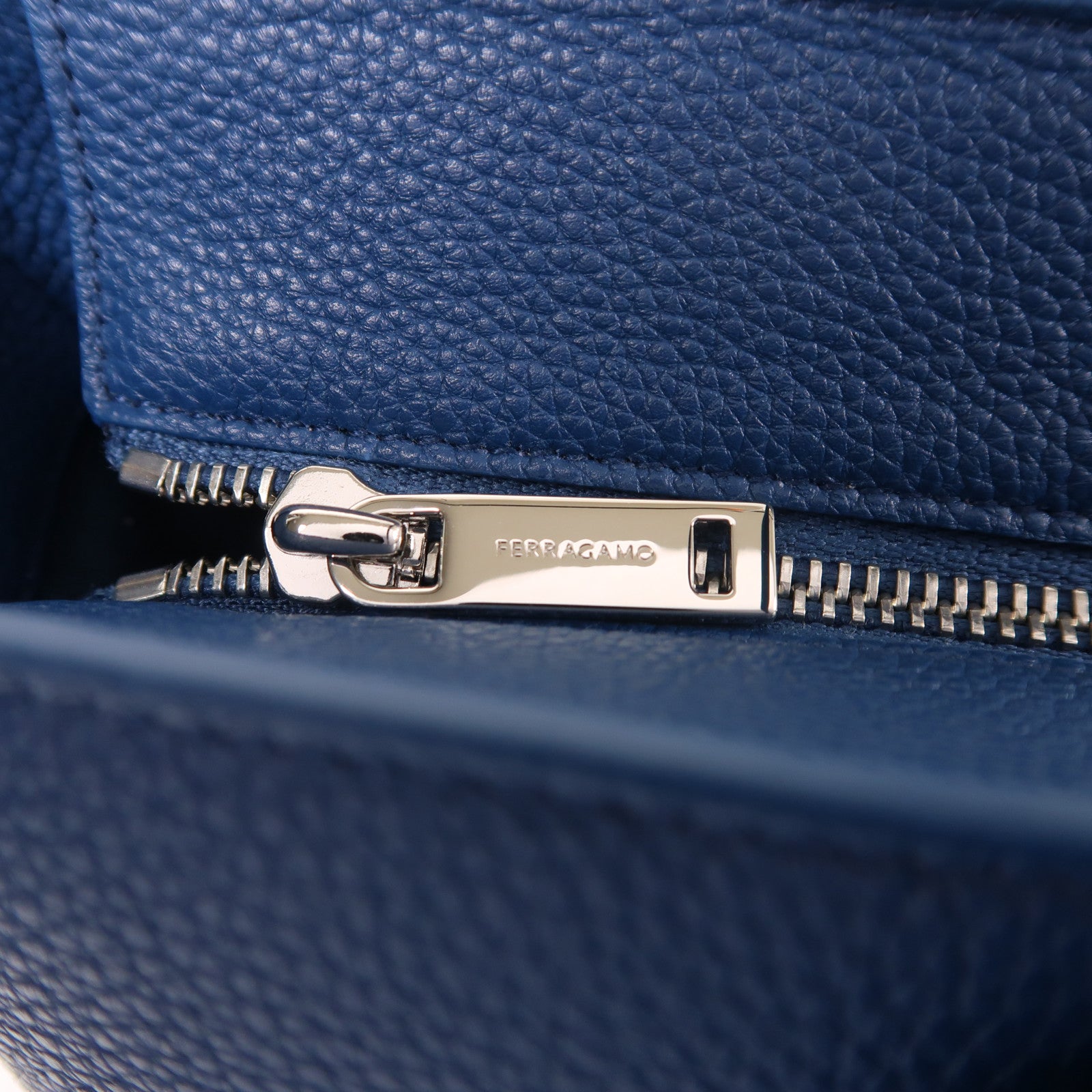 Salvatore Ferragamo 牛皮皮革Star Shaped Tote Bag銀扣手挽袋