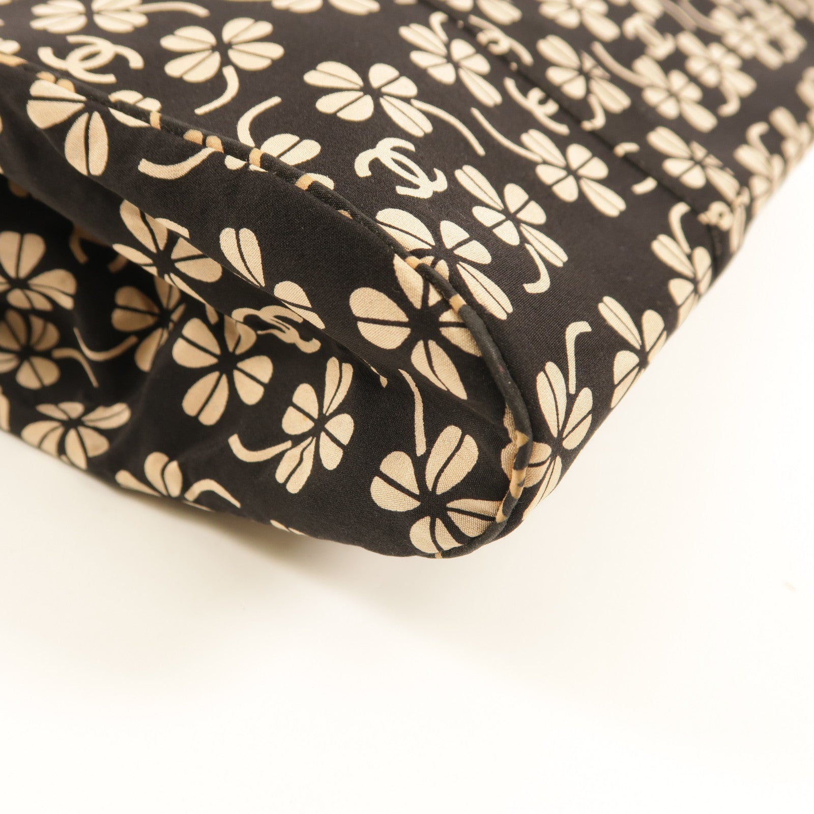 CHANEL Stain Shoulder Bag銀扣肩背袋