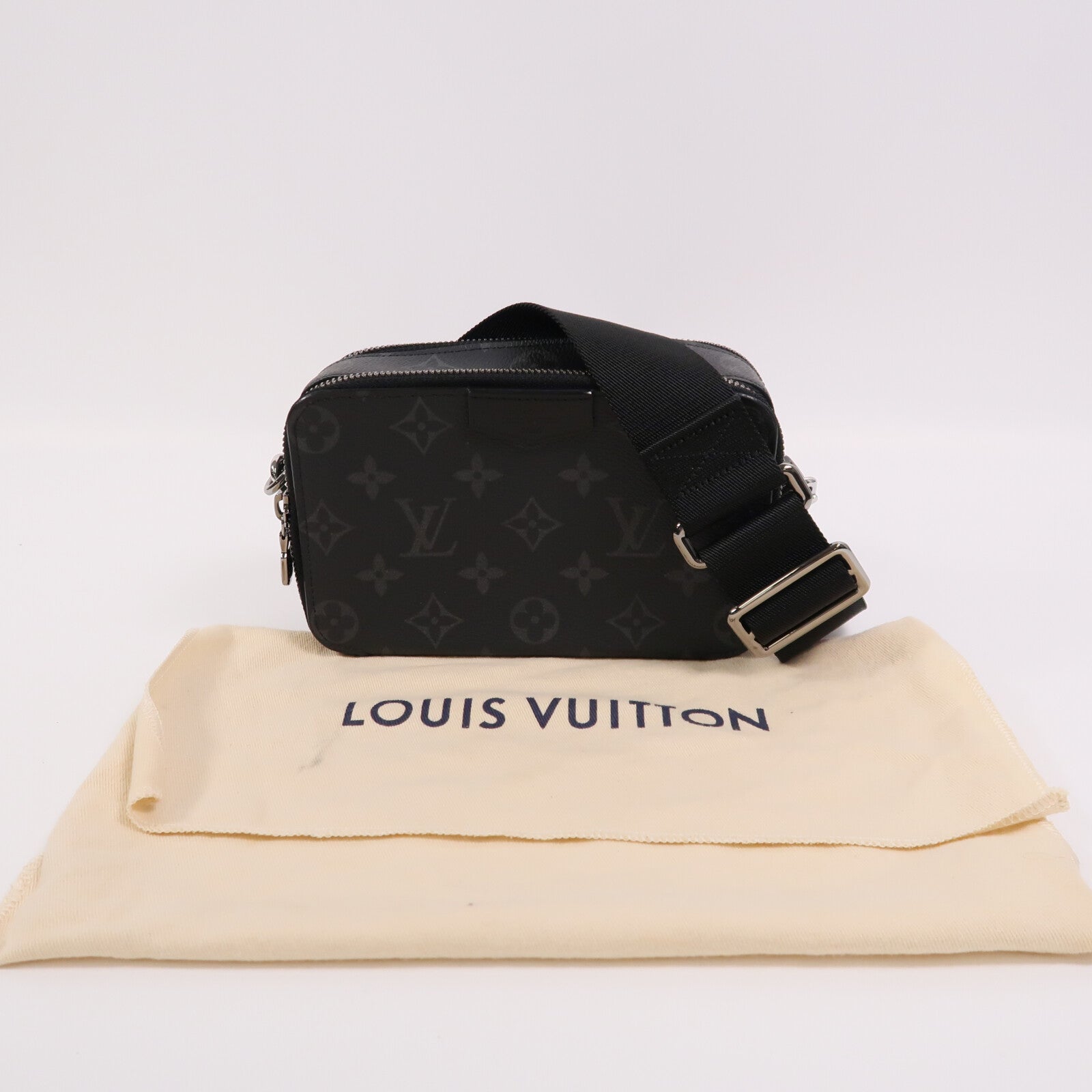 LOUIS VUITTON Monogram Eclipse Alpha肩背袋
