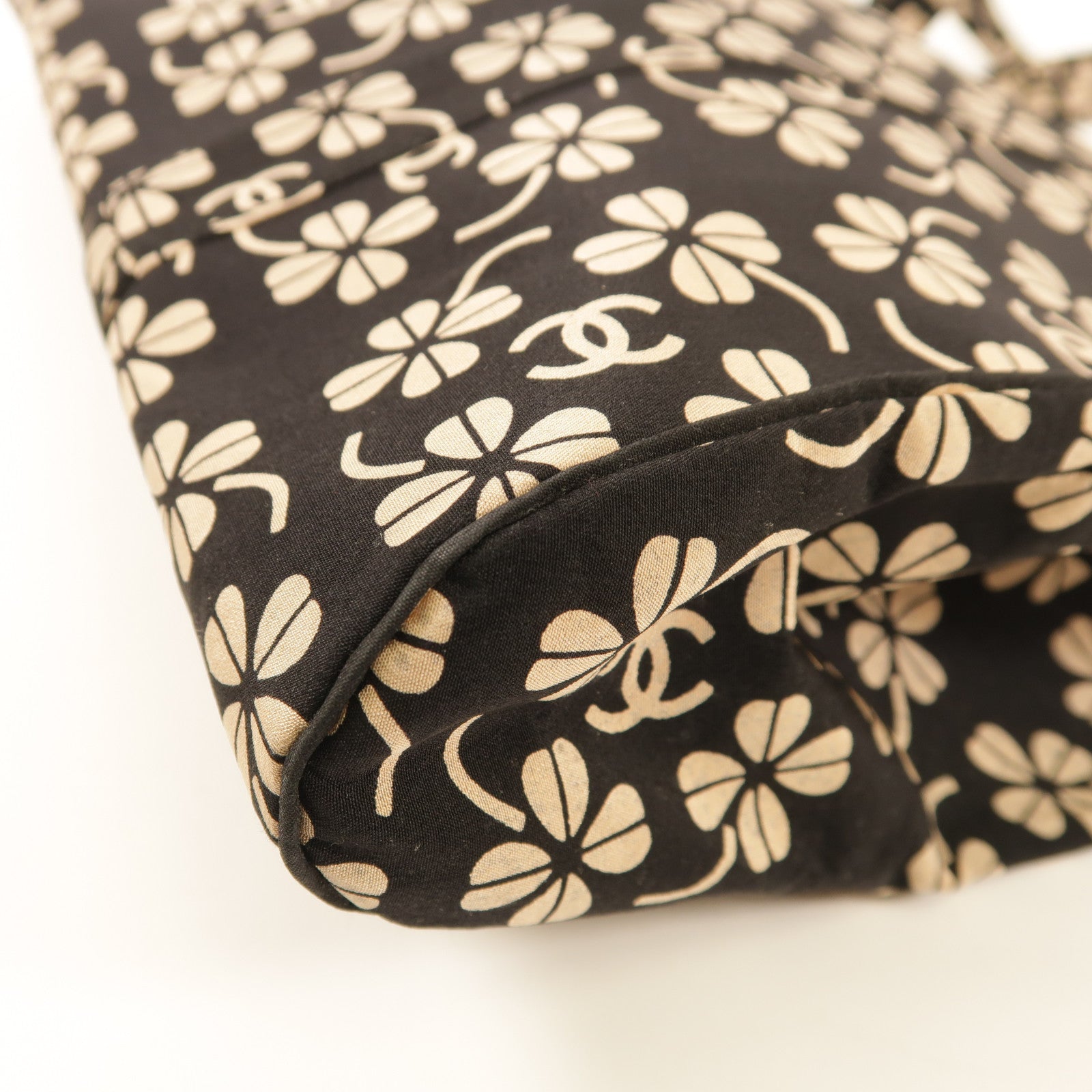 CHANEL Stain Shoulder Bag銀扣肩背袋