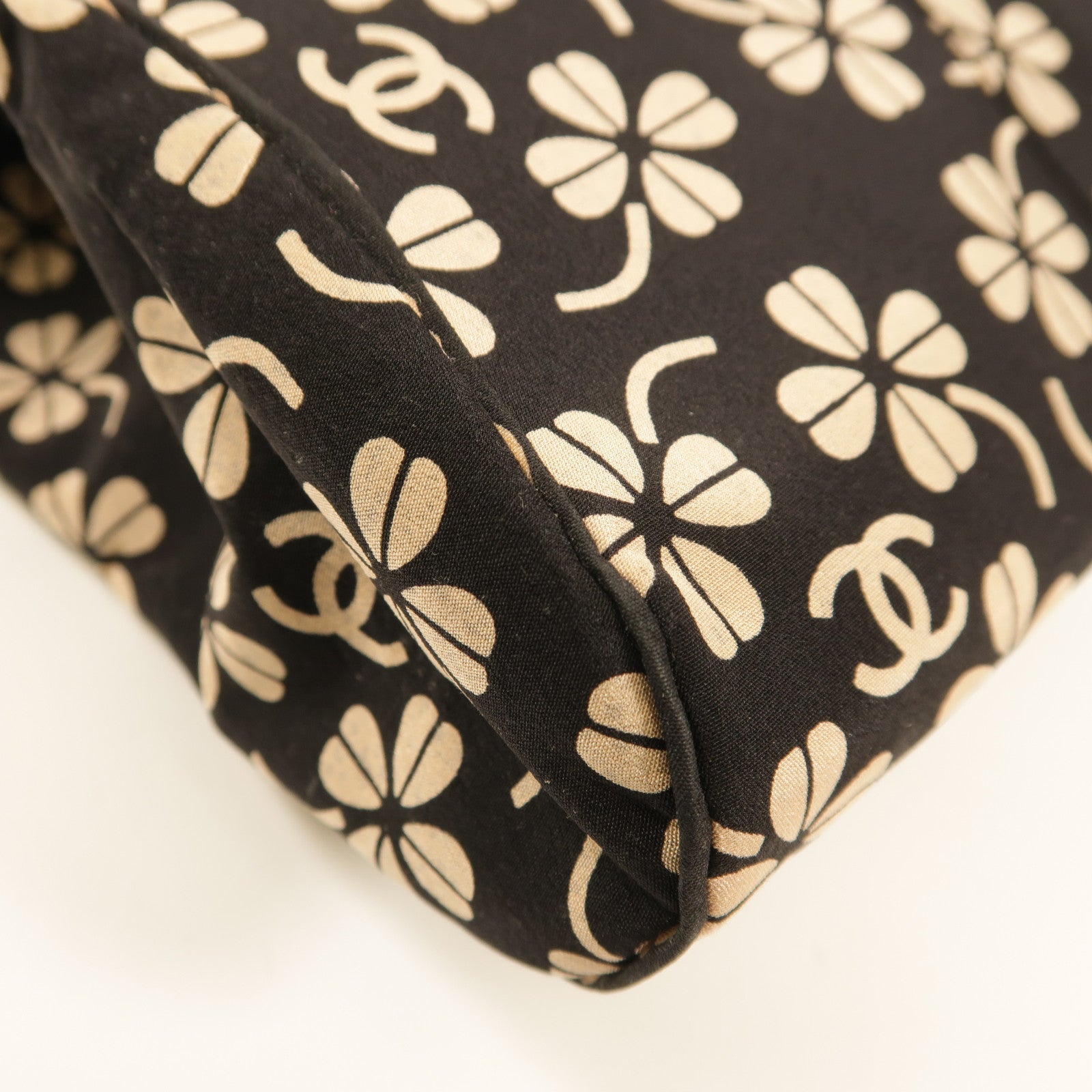 CHANEL Stain Shoulder Bag銀扣肩背袋