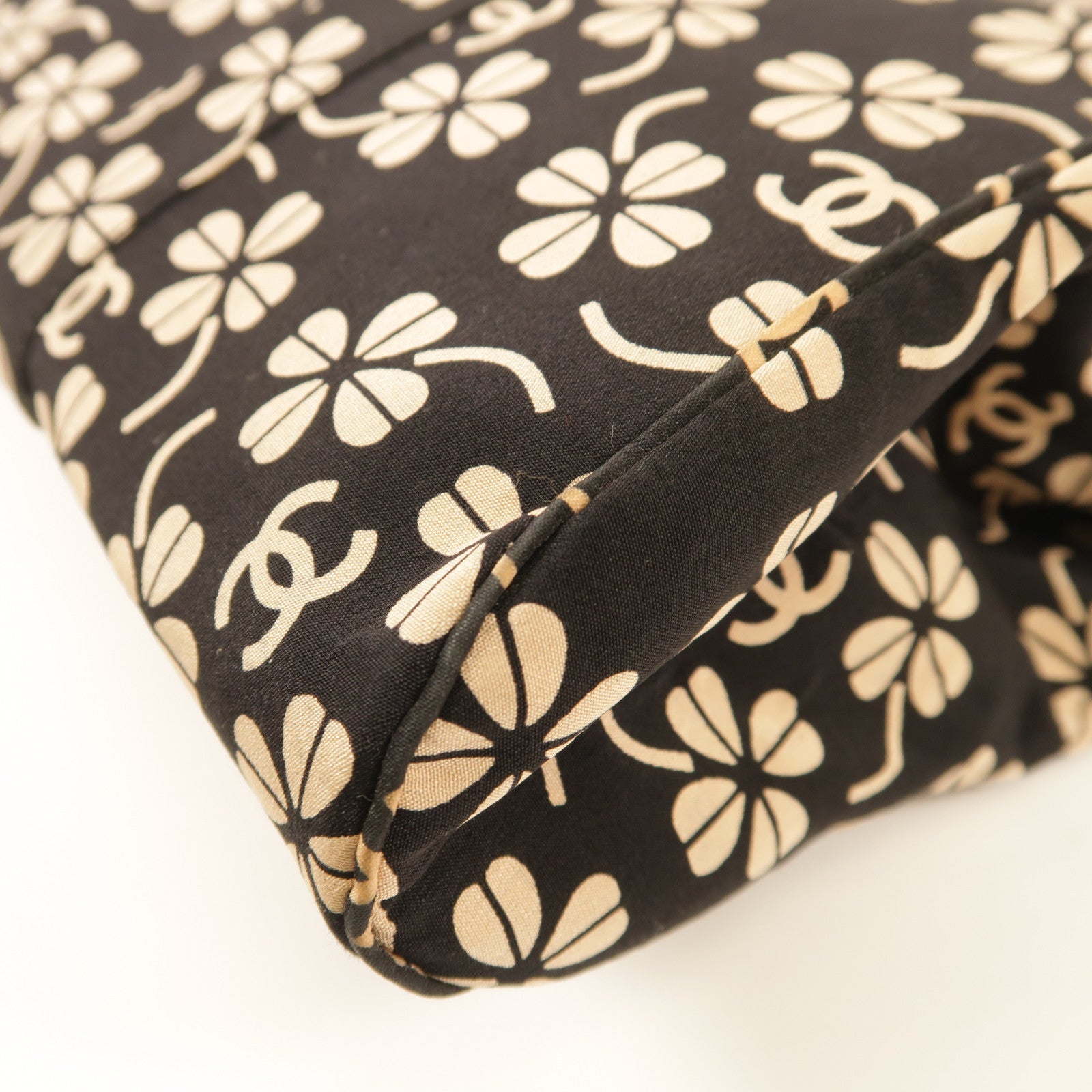 CHANEL Stain Shoulder Bag銀扣肩背袋