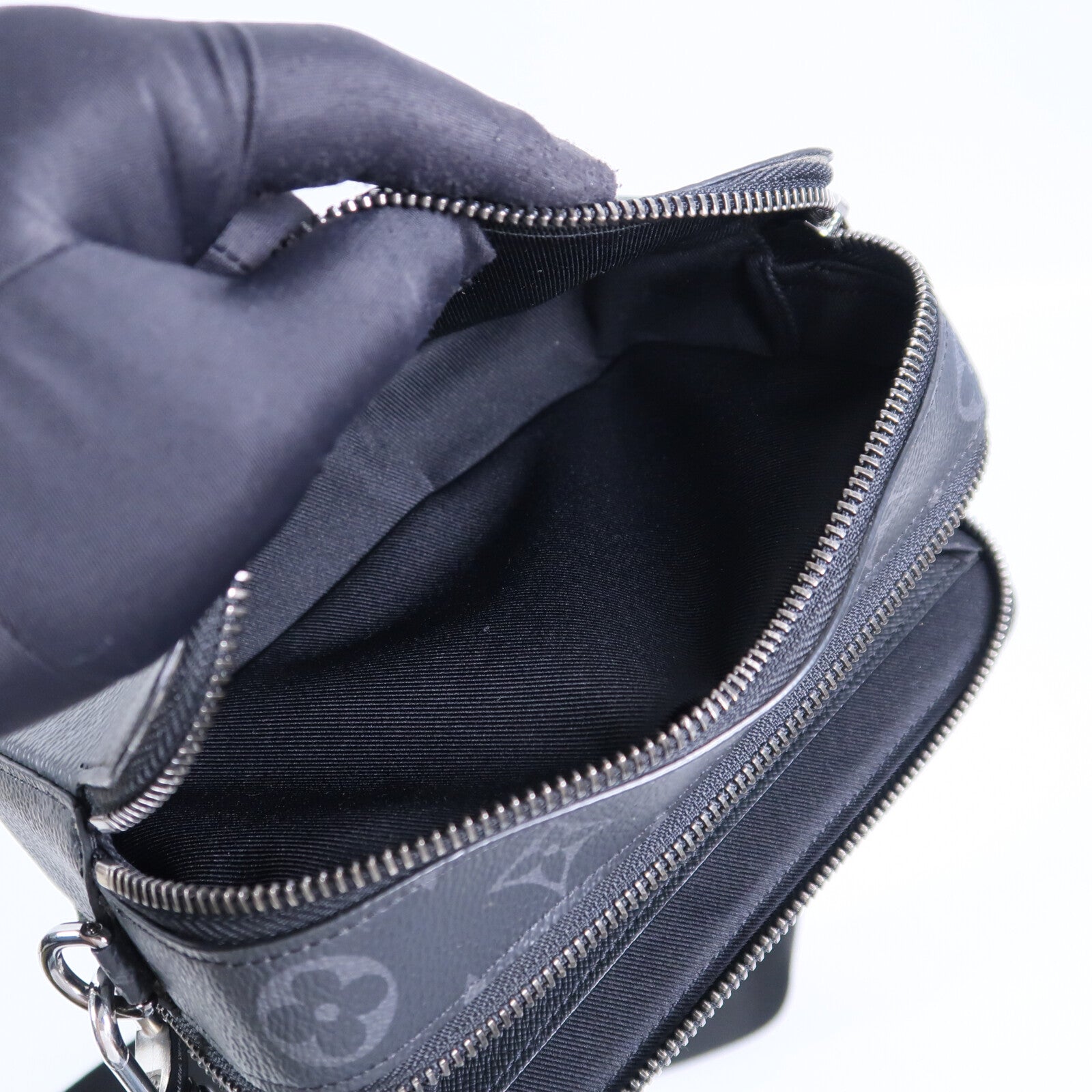 LOUIS VUITTON Monogram Eclipse Alpha肩背袋