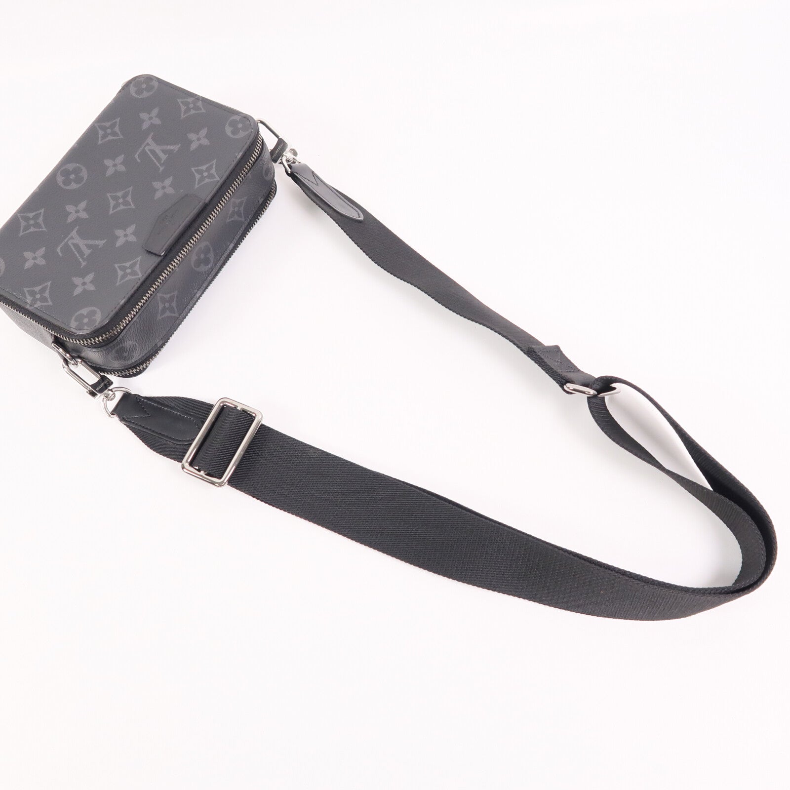LOUIS VUITTON Monogram Eclipse Alpha肩背袋
