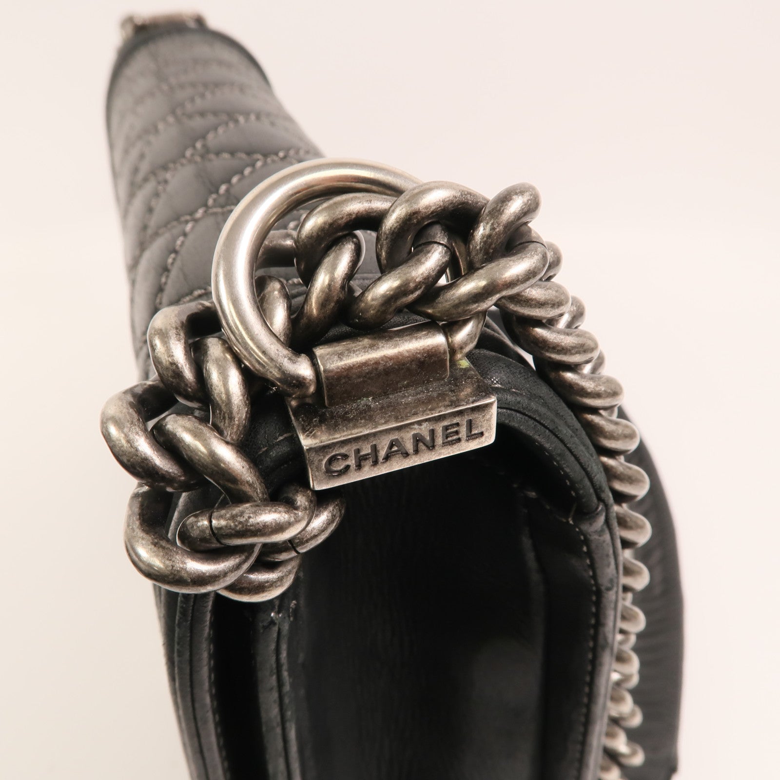 CHANEL 牛皮皮革Boy 28銀扣鏈帶肩背袋
