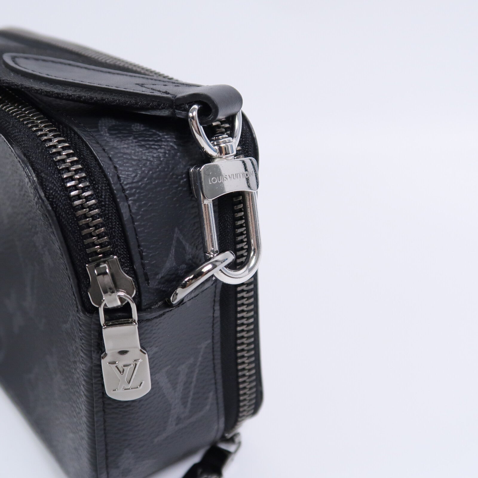 LOUIS VUITTON Monogram Eclipse Alpha肩背袋