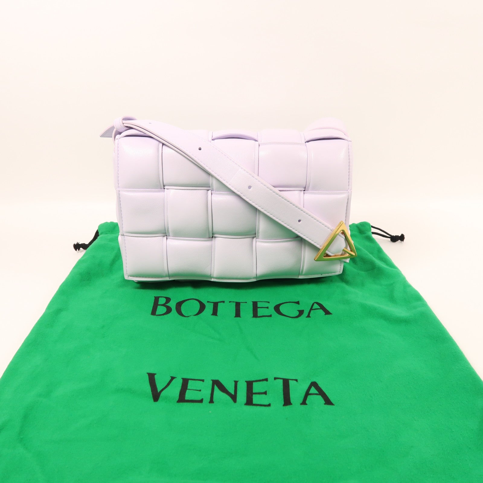 BOTTEGA VENETA 【激減優惠】羊皮皮革Padded Cassette金扣肩背袋