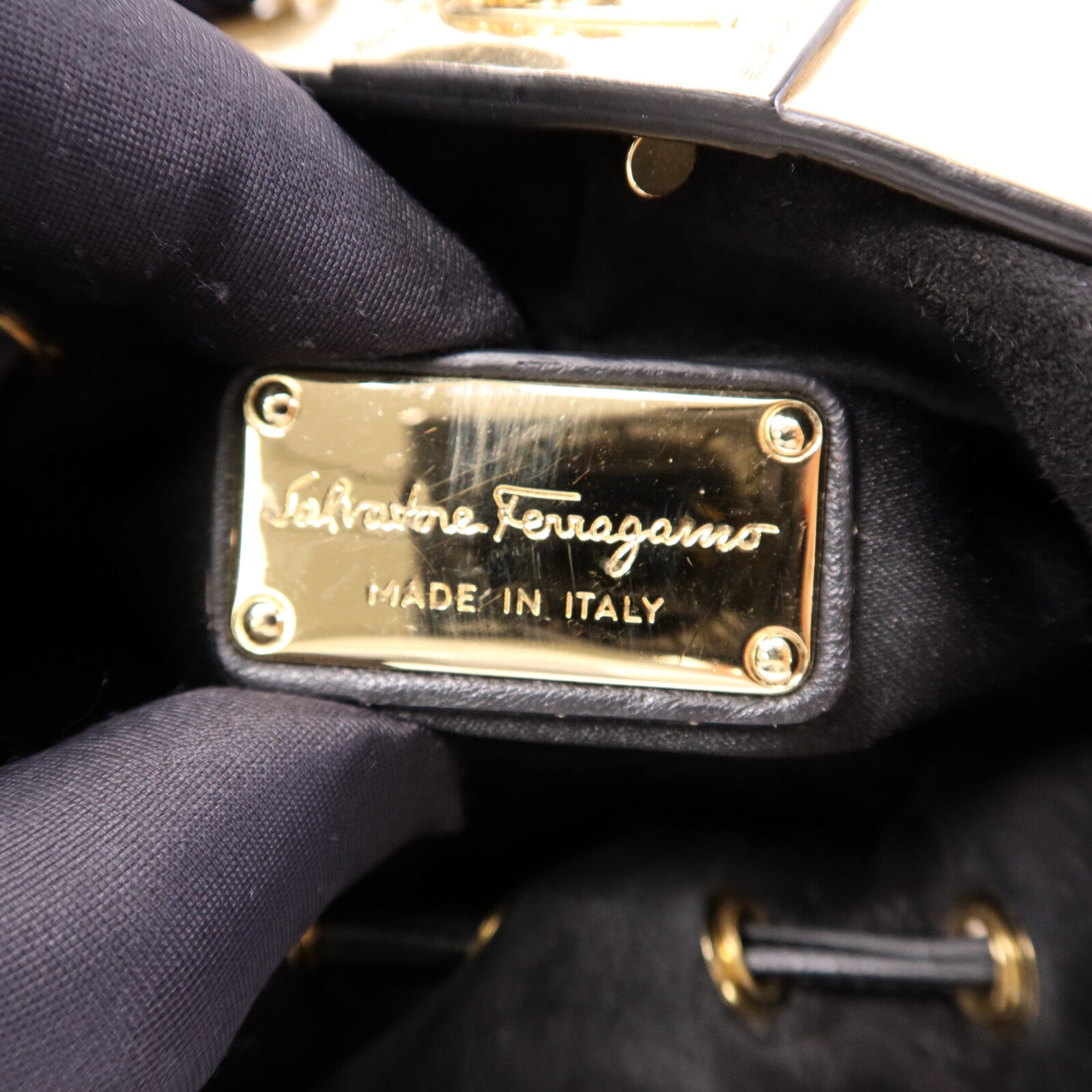 Salvatore Ferragamo 麂皮/牛皮皮革Shoulder Bag金扣肩背袋