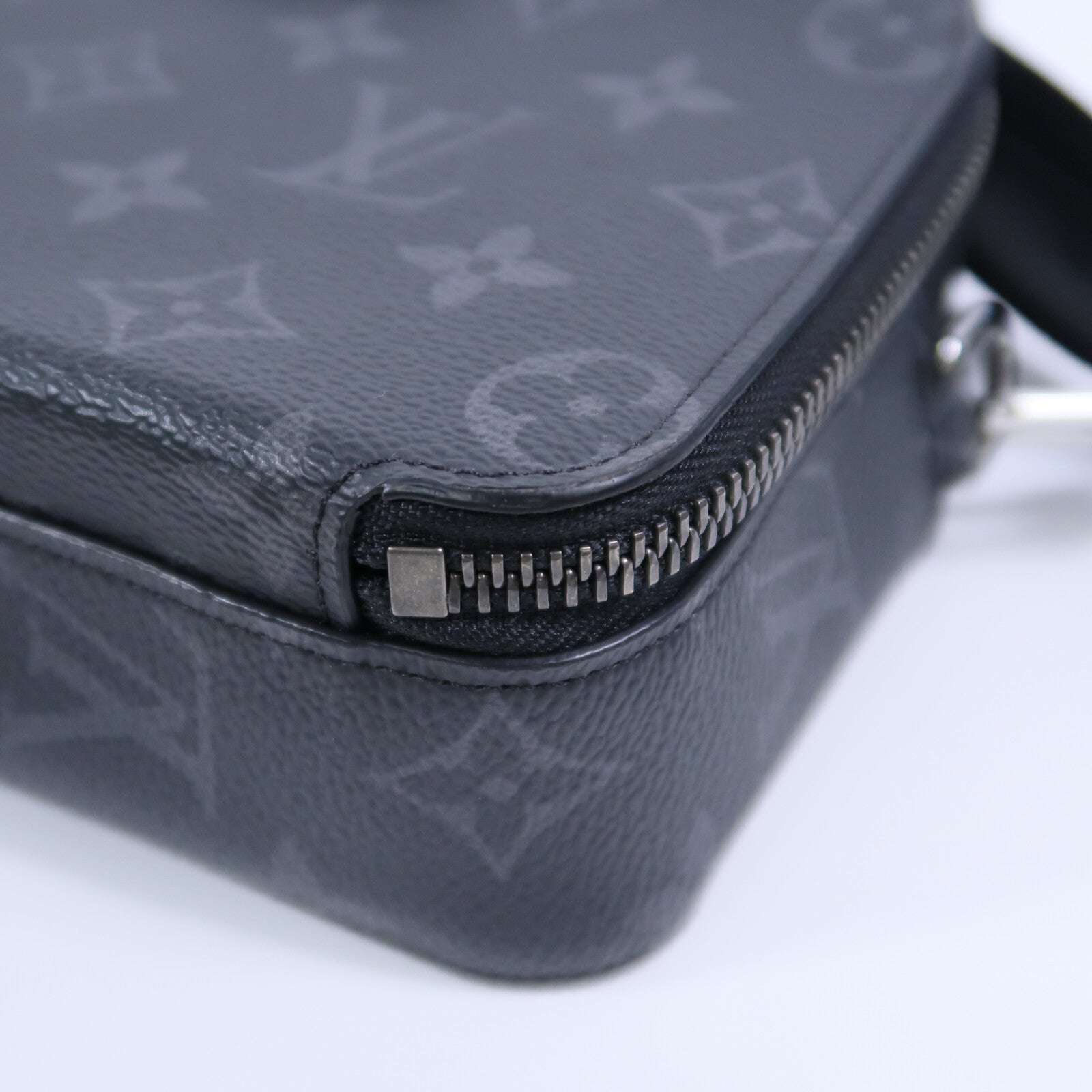 LOUIS VUITTON Monogram Eclipse Alpha肩背袋