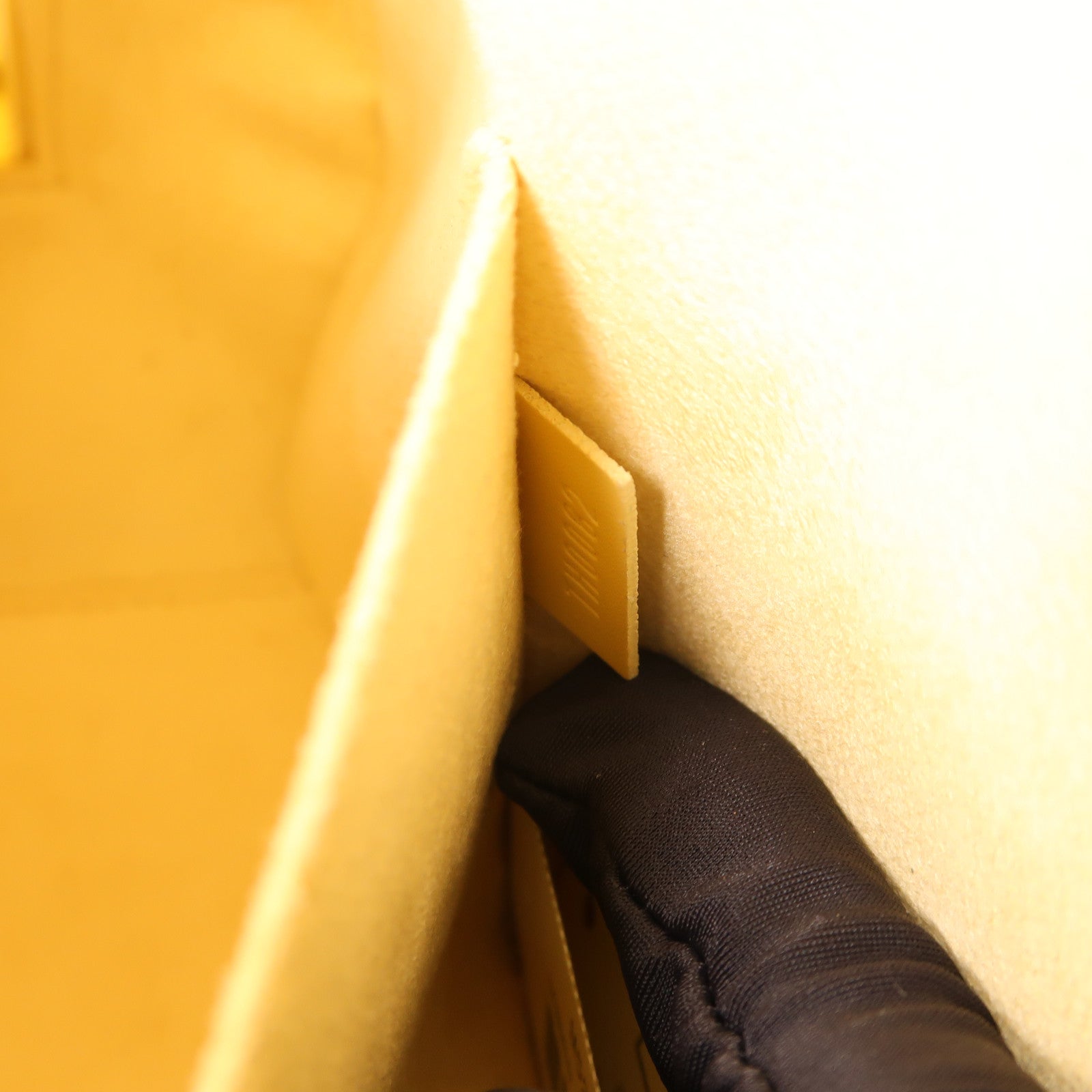 LOUIS VUITTON Epi Jasmine金扣手挽袋