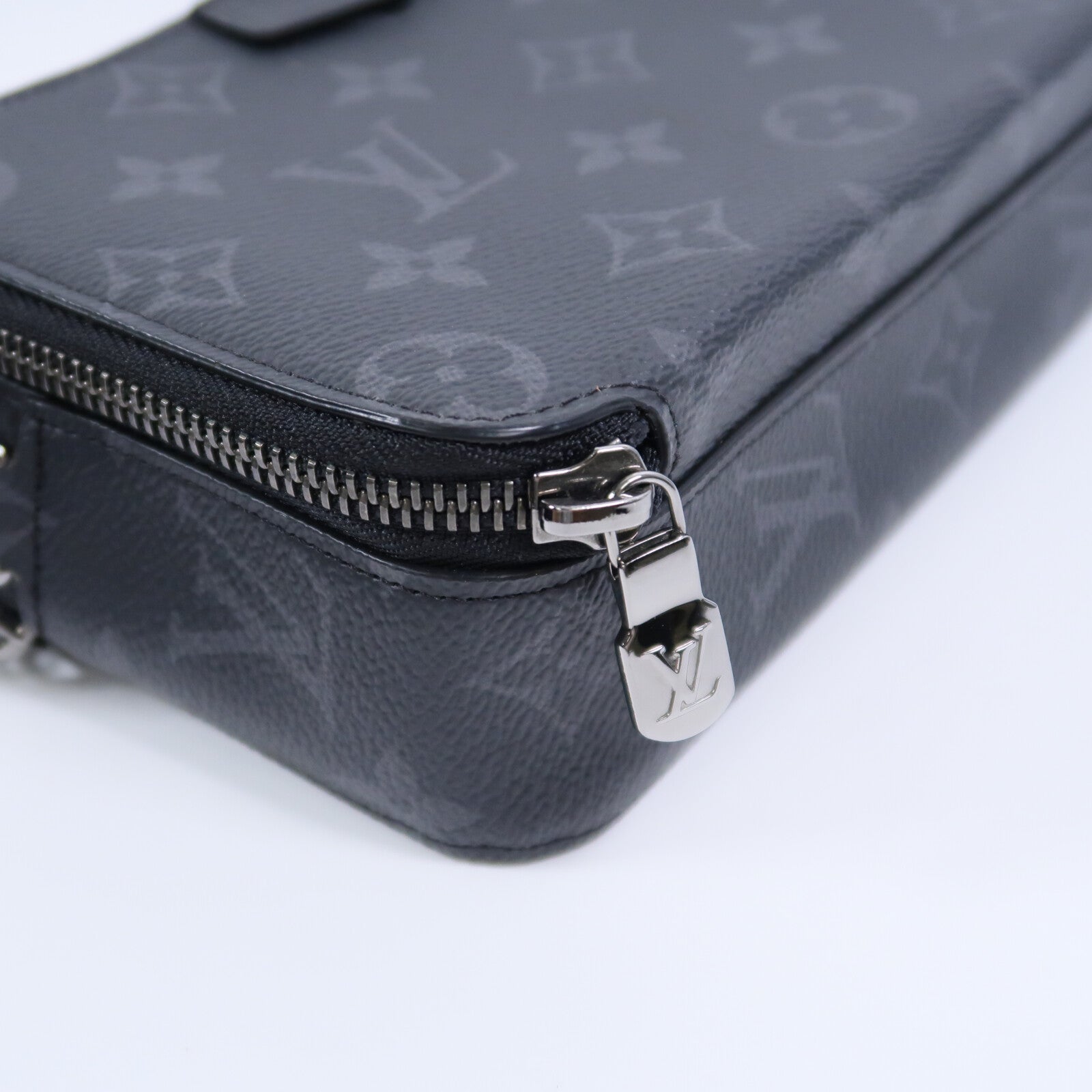 LOUIS VUITTON Monogram Eclipse Alpha肩背袋