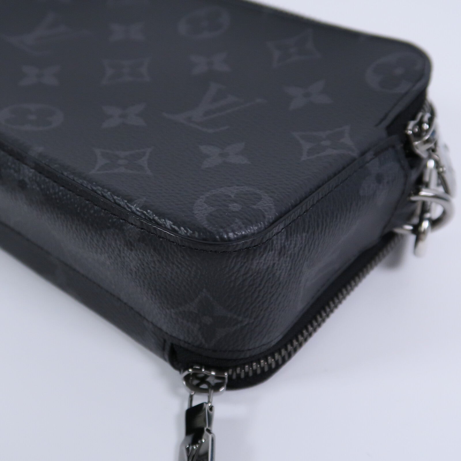 LOUIS VUITTON Monogram Eclipse Alpha肩背袋