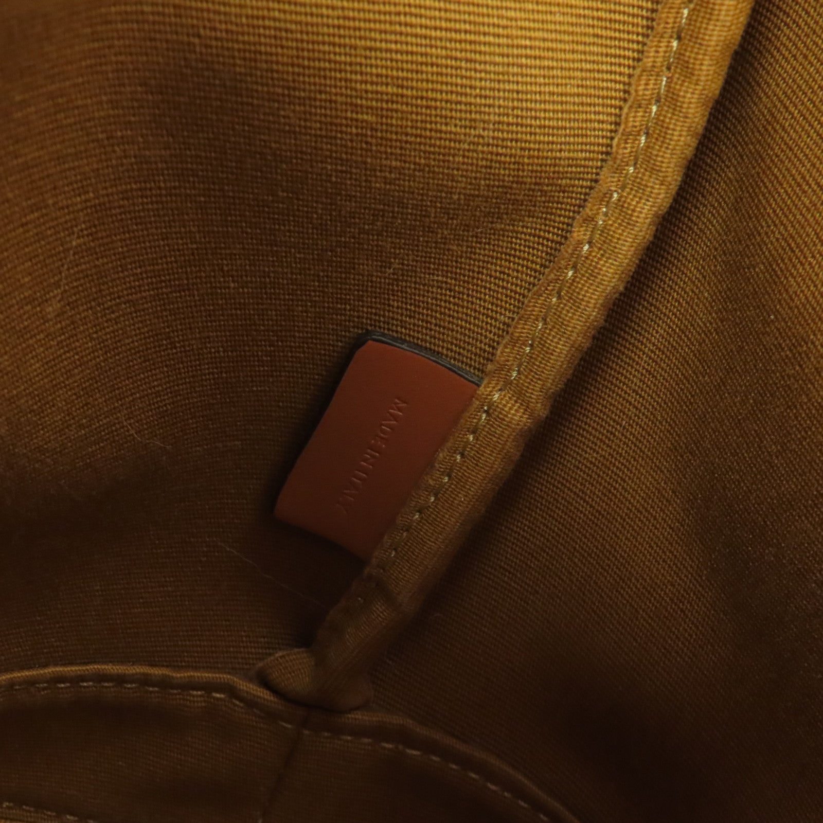 CELINE 塗層帆布Triomphe Bucket金扣肩背袋白色