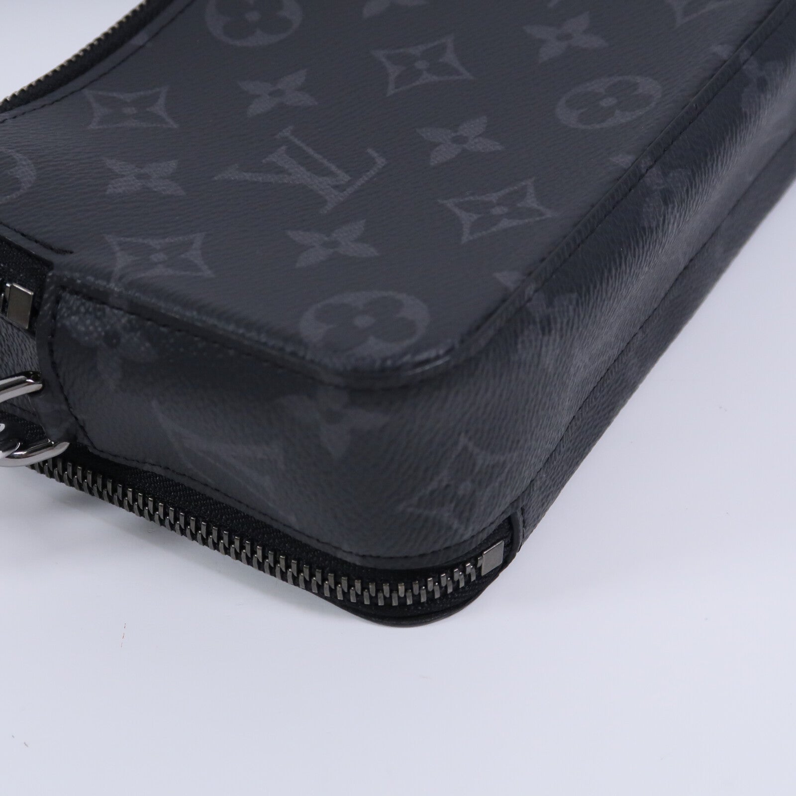 LOUIS VUITTON Monogram Eclipse Alpha肩背袋