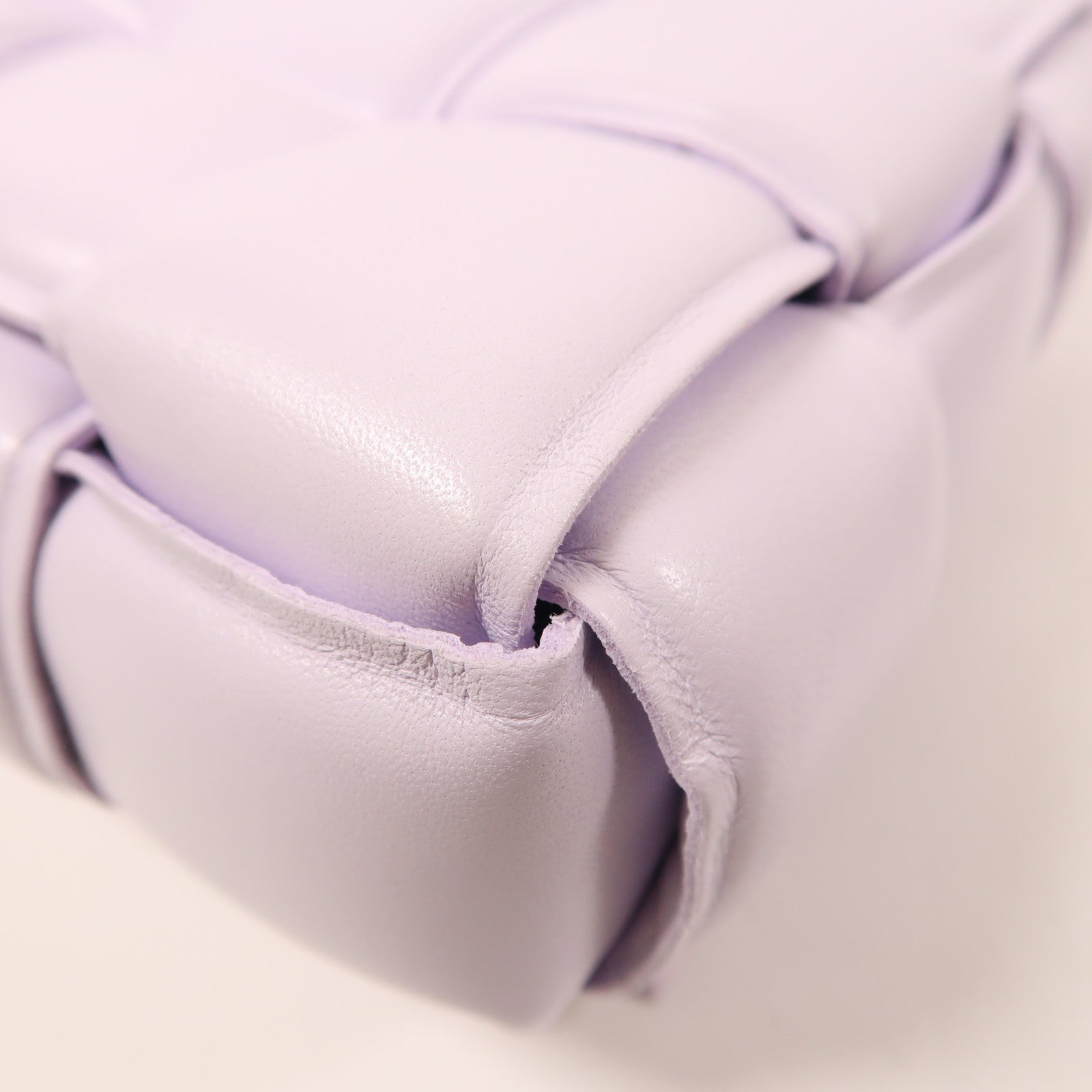 BOTTEGA VENETA 【激減優惠】羊皮皮革Padded Cassette金扣肩背袋