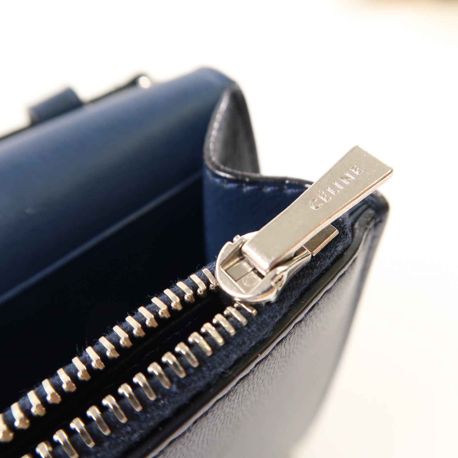 CELINE 【激減優惠】羊皮皮革Frame Wallet On Strap銀扣鏈帶肩背袋