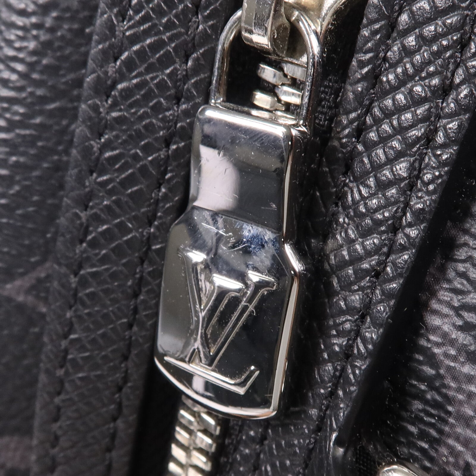 LOUIS VUITTON Taigarama Duo Slingbag銀扣肩背袋