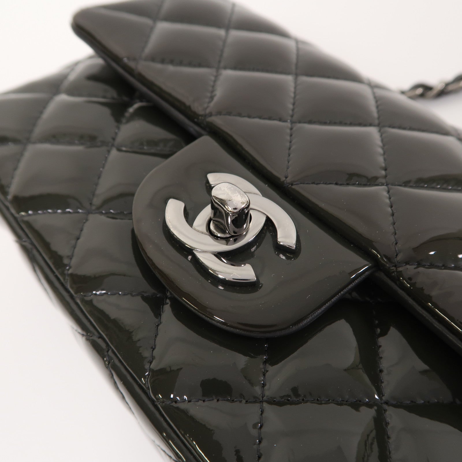 CHANEL 菱格漆皮皮革Classic Flap 20銀扣鏈帶肩背袋綠色