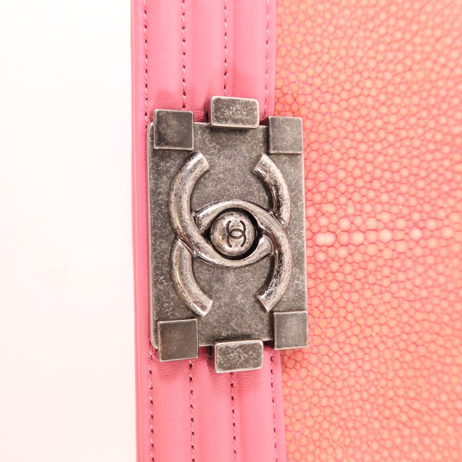 CHANEL 魔鬼魚皮革/牛皮皮革Boy 20鏈帶肩背袋