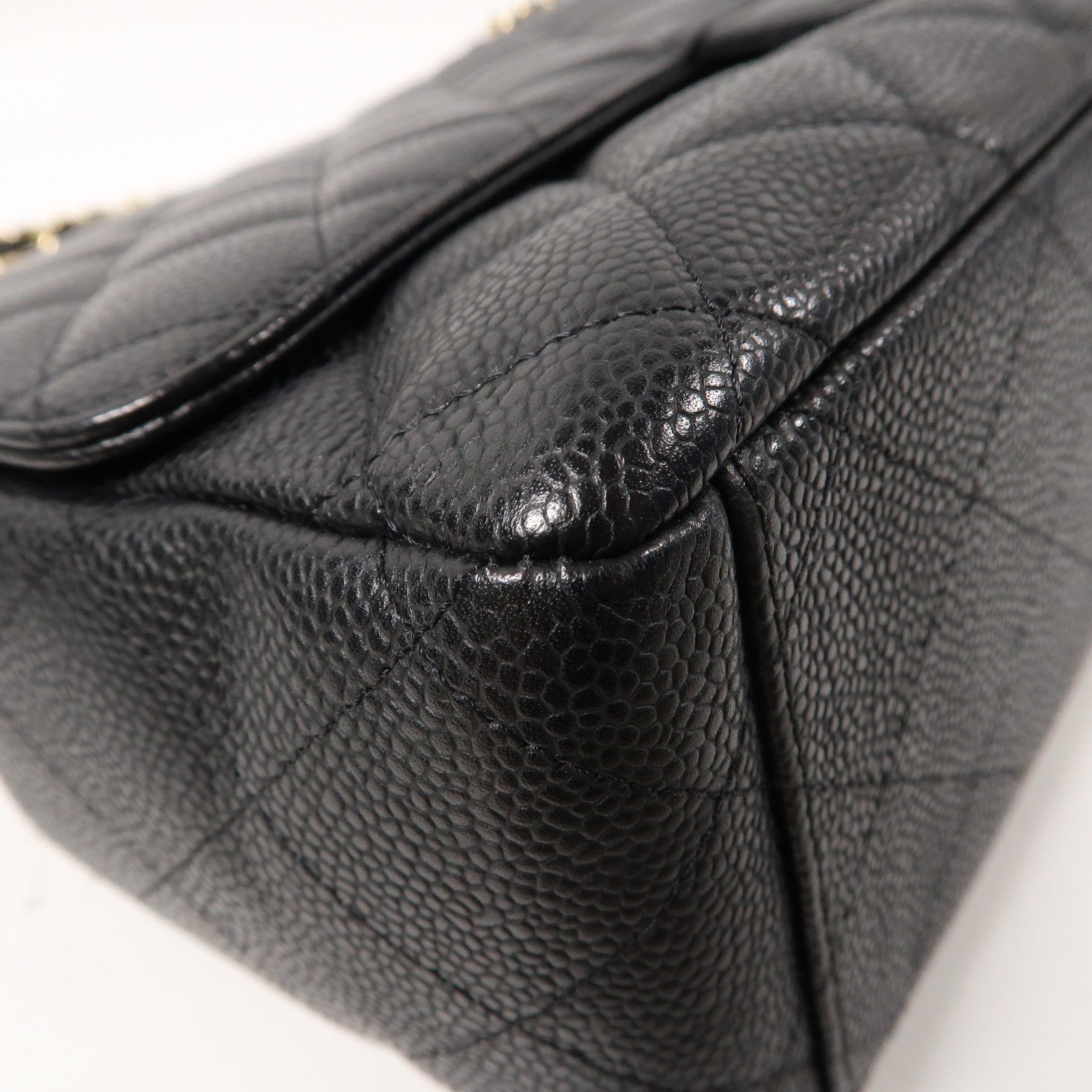 CHANEL 菱格Caviar皮革Maxi Jumbo金扣鏈帶肩背袋黑色